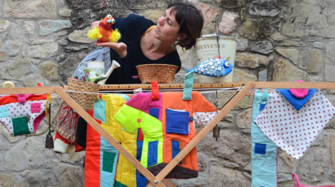 Recomanat per a nadons&nbsp;d'1 a 3 anys. Un espectacle de titelles i m&uacute;sica&nbsp;a c&agrave;rrec d'Ada Cusid&oacute;.&nbsp;Una hist&ograve;ria&nbsp;dol&ccedil;a sobre l&rsquo;amistat i la companyia. Quan surt el sol tenim la roba al balc&oacute; per tal que s&rsquo;eixugui amb el vent suau.&nbsp;Al balc&oacute; hi viuen uns amics que m&rsquo;agrada com s&oacute;n: en Samuel, que viu a la butxaca de la camisa de quadres i ens esquitxa a tots amb la seva gran cua; en Nicolau, que vola feli&ccedil; buscant amb qui compartir la tarda; el bromista Cuc Maluc, que t&rsquo;atrapar&agrave; el nas i l&rsquo;amagar&agrave; a la butxaca; la presumida Filomena, mandrosa, poruga i fina com les flors! Tots feli&ccedil;os compartim estones junts, juguem amb la pilota, saltem i ballem&hellip; per&ograve;&hellip; qui viu a la butxaca de la camiseta de colors? Ning&uacute; l&rsquo;ha vist mai&hellip; Nom&eacute;s surt&hellip; quan tothom dorm!!! Psssstttt&hellip; Que es desperta!!!Veure m&eacute;s