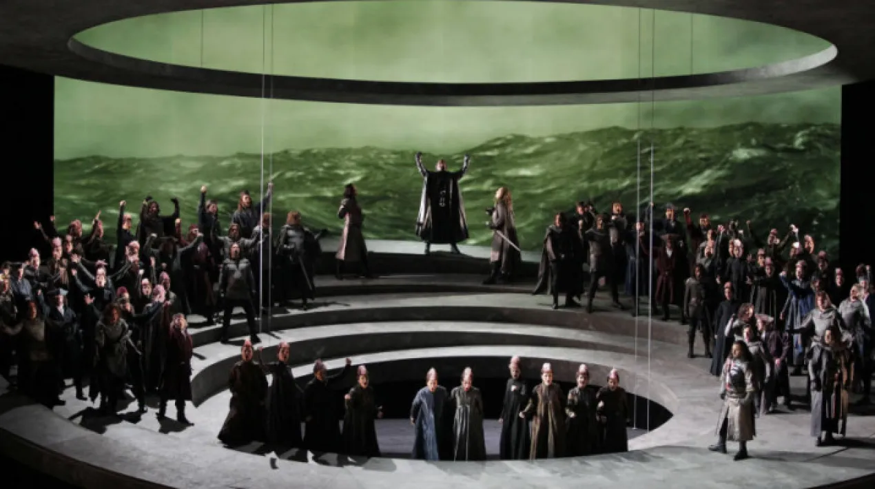 El VI Festival del Mediterrani del Palau de Les Arts de València es va iniciar amb una obra mestra del gènere operístic, l’Otello verdinià, en el que es combinen els talents del més gran escriptor per al teatre (Shakespeare, genialment adaptat per Arrigo Boito amb un llibret impecable) amb el del més gran compositor d’òpera, per a crear una obra grandiosa musical i dramàticament. El maridatge entre Zubin Mehta i Davide Livermore en aquesta producció va reportar al centre d’arts valencià un dels més grans èxits de públic i crítica de la seva història. Gregory Kunde (que va obtenir el Premio Lírico Teatro Campoamor 2013 per aquesta interpretació d’Otello) encapçala el repartiment juntament amb la soprano italiana Maria Agresta (Desdemona) i amb el baríton malagueny Carlos Álvarez (Iago),qui va ser un dels principals pilars d’aquest èxit. Aquesta activitat forma part del Cicle Primavera de llibres i lletres    Projecció d'aquesta òpera enregistrada el 2013 al Palau de les Arts Reina Sofia. Podeu consultar tota la informació del cicle Viu l'òpera aquí.   **Totes les activitats estan subjectes a la normativa vigent, sent susceptibles de ser modificades o cancel·lades pel seu compliment.Veure més