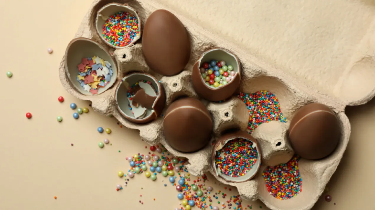 A qui no li agrada la xocolata? Què us sembla si fem juntes uns ous de Pasqua per decorar la nostra mona? Veniu a la Palmira el pròxim dijous 7 d'abril i creeu en família els vostres ous de Pasqua! Sigueu creatives, originals i, sobretot, gaudiu mentre deixeu volar la vostra imaginació!  Va, a rentar-vos les manetes que comencem! Activitat per a famílies amb infants de 5 a 11 anys. Places limitades. Aquesta activitat es farà presencialment.  Cal inscripció prèvia només de l'infant. Torna la Tarda en família a la Palmira! Ens trobarem els dijous de 17.30 a 18.30 h per passar una bona estona amb els i les més petites de la casa. Podreu compartir experiències, fer treballs manuals, debatre temes que ens puguin interessar, jugar... Tenim un munt de propostes i volem sentir les vostres per poder construir aquestes tardes entre totes!Veure més