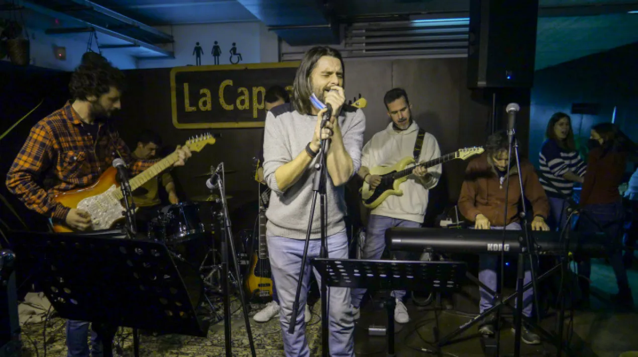 Una Jam Session és l’hora del pati, és el moment en què els músics es treuen la pressió del directe, de l'acadèmia, de l’estudi i fins i tot dels assajos i concentren tota la seva energia a passar una bona estona. Una Jam Session és, per tant, el millor lloc per a conèixer l’estat de salut d’una escena musical i per sort, aquí al Prat està ben viva. Des que vam reobrir hem mantingut el costum de fer-ne una cada dos mesos, i s’ha convertit en el lloc de reunió de músics de l’Escola, de bucs, del Prat i fins i tot de fora. En aquesta ocasió, la Jam estarà conduïda pels professors de L'Escola d'Arts en Viu del Prat.     Veure més