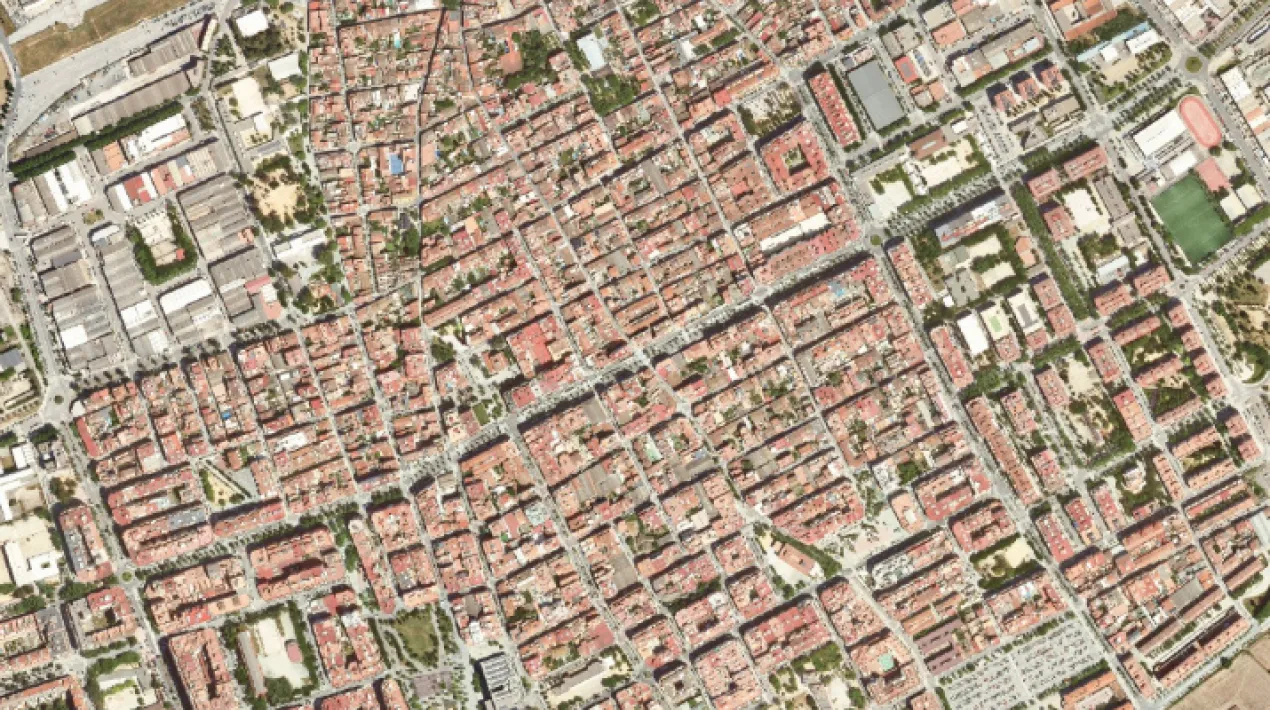  Aquest mes de març, l’Ajuntament començarà a contactar amb els domicilis pratencs per un doble motiu. D’una banda, s'inicia la campanya d'actualització de les dades del padró d'habitants i, de l’altra, començaran les trucades per realitzar la segona onada del baròmetre municipal per conèixer l’opinió de la ciutadania sobre la situació de la ciutat i la gestió del consistori, així com les seves propostes de millora. S’enviaran per correu als domicilis les dades actuals del padró perquè la ciutadania pugui actualitzar-les si és necessari Pel que fa a la campanya d’actualització del padró, la ciutadania rebrà a les cases les dades que li consten a l’Ajuntament al respecte en aquests moments i podrà fer les rectificacions i actualitzacions que calguin, si és necessari. Si les dades són correctes no cal fer res, però si hi ha alguna modificació, es podrà comunicar seguint les instruccions rebudes, de forma telemàtica emplenant un formulari que hi haurà a la Seu Electrònica o de manera presencial, demanant cita prèvia a l’Oficina d’Informació i Atenció a la Ciutadania (OIAC). Els ajuntaments han d’actualitzar aquestes dades cada cinc anys, segons estableix l'article 69.3 del Reial Decret 2612/1996, per tal de comprovar que segueixen sent correctes o fer els canvis pertinents.  L’Ajuntament del Prat procedirà a fer aquesta comprovació i actualització de dades a finals d’aquest mes de març. Per fer-ho, primer s'enviaran les dades als domicilis del districte 1, posteriorment als del districte 2 i així, successivament, fins al districte 5. Segona onada del baròmetre municipal A més de la campanya d’actualització del padró, l’Ajuntament del Prat també comença avui mateix, dilluns 28 de febrer, les trucades per realitzar la segona onada del baròmetre municipal. En total, es faran des d’avui i fins al 18 de març fins a 800 trucades amb l’objectiu de conèixer l’opinió i valoració de la ciutadania sobre la situació del Prat i la gestió del govern municipal i les seves preocupacions, necessitats i propostes de millora al respecte. Aquest baròmetre, que va començar l’any passat, es farà una vegada cada 6 mesos.Veure més