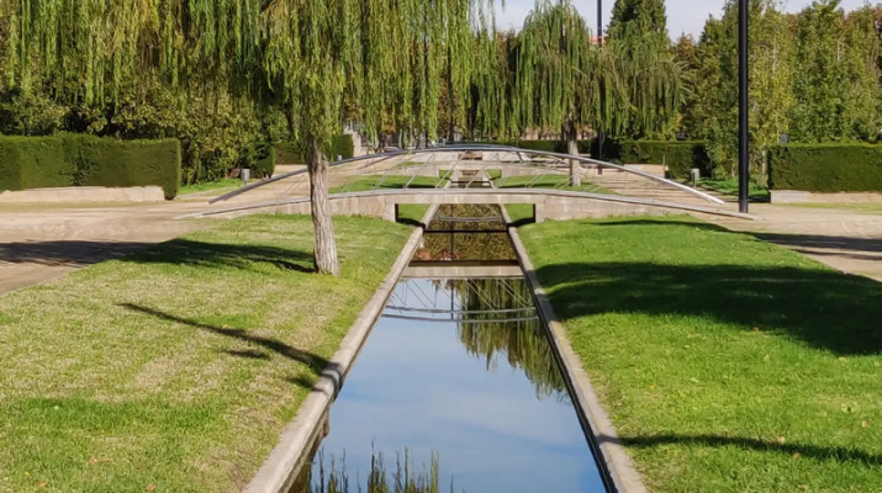 Construïm un jardí urbà reciclant materials. La Jugatecambiental ofereix un munt de propostes per gaudir en família per aprendre moltes coses sobre els parcs metropolitans, la natura i el medi ambient, mentre juguem i fem activitats. Hi trobarem un punt d'informació del parc i el seu entorn i un espai de joc lliure.  ACTIVITAT GRATUÏTA.  Veure més