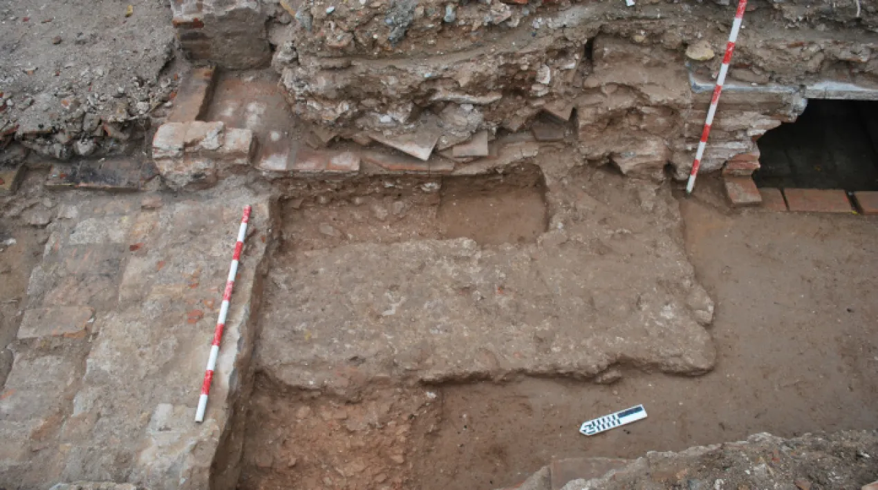 En aquesta  sessió Jordi Gibert, arqueòleg pratenc, ens explicarà com estava format el conjunt parroquial (església, cementiri, rectoria i altres annexos).  Els diferents edificis i espais es van situar al voltant d’una petita plaça, on hi havia una creu. Al segle XVIII la propietat es va envoltar d’un marge o clos de protecció davant les avingudes del riu, posteriorment hi van haver més ampliacions i l'any 1936 la van incendiar i posteriorment enderrocar.  Activitat complementària a l’exposició El Prat, una mirada arqueològica. Amb el suport de la Diputació de Barcelona Totes les activitats del cicle aquíVeure més