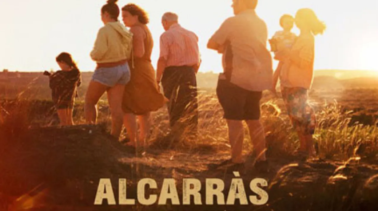 Títol original: Alcarràs Direcció: Carla Simón Guió: Carla Simón, Arnau Vilaró Repartiment: Anna Otin, Xenia Roset, Jordi Pujol, Albert Bosch, Ainet Jounou, Josep Abad, Montse Oró, Carles Cabós, Berta Pipó. Gènere: Drama Durada: 120 minuts     La família Solé s’assabenta que a finals d’estiu hauran d’abandonar la terra que porten conreant des de fa tres generacions. L’amo vol arrencar els presseguers i substituir-los per panells solars. La família es reuneix per a una última collita, però les diferències a l’hora d’enfrontar-se a un futur incert fa perillar la unitat familiar.Veure més