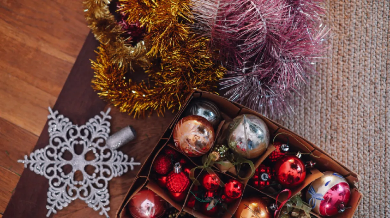 Un dels moments m&eacute;s tendres de l'any &eacute;s poder treure les caixes de decoraci&oacute; nadalenca de l'armari i omplir els espais de m&agrave;gia. Si ets d'aquell tipus de persones que els hi encanta decorar per Nadal i l'espai de casa teva se't queda curt, vine al centre a desenvolupar la teva creativitat nadalenca. Amb el grup de manualitats de la gent gran de la Palmira, i la resta de comunitat, decorarem junts la&nbsp;Sala Gran del centre. T&rsquo;hi apuntes?&nbsp;Veure m&eacute;s