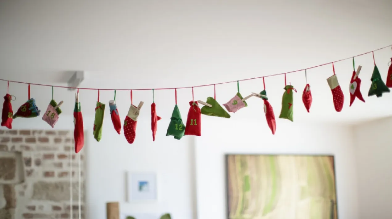 El mes de desembre ha arribat i ja comencem a comptar els dies que falten fins Nadal, oi que sí? I per què no fer-ho, doncs, de la manera més divertida que hi ha? Veniu a la Tarda en família del dijous 2 de desembre, de 17:30 i 18:30, i creeu el vostre propi calendari d’advent! Segur que surten idees d’allò més originals. Només caldrà que porteu un penjador de roba que tingueu per casa! Activitat per a famílies amb infants de 5 a 9 anys. Places limitades. Aquesta activitat es farà presencialment.  Cal inscripció prèvia de l'adult i de l'infant. Cal portar un penjador de roba. Veniu a la Tarda en família a la Palmira! Ens trobem els dijous de 17:30 a 18:30 h per passar una bona estona amb els i les més petites de la casa. Podreu compartir experiències, fer treballs manuals, debatre temes que ens puguin interessar, jugar... Tenim un munt de propostes i volem sentir les vostres per poder construir aquestes tardes entre totes!Veure més