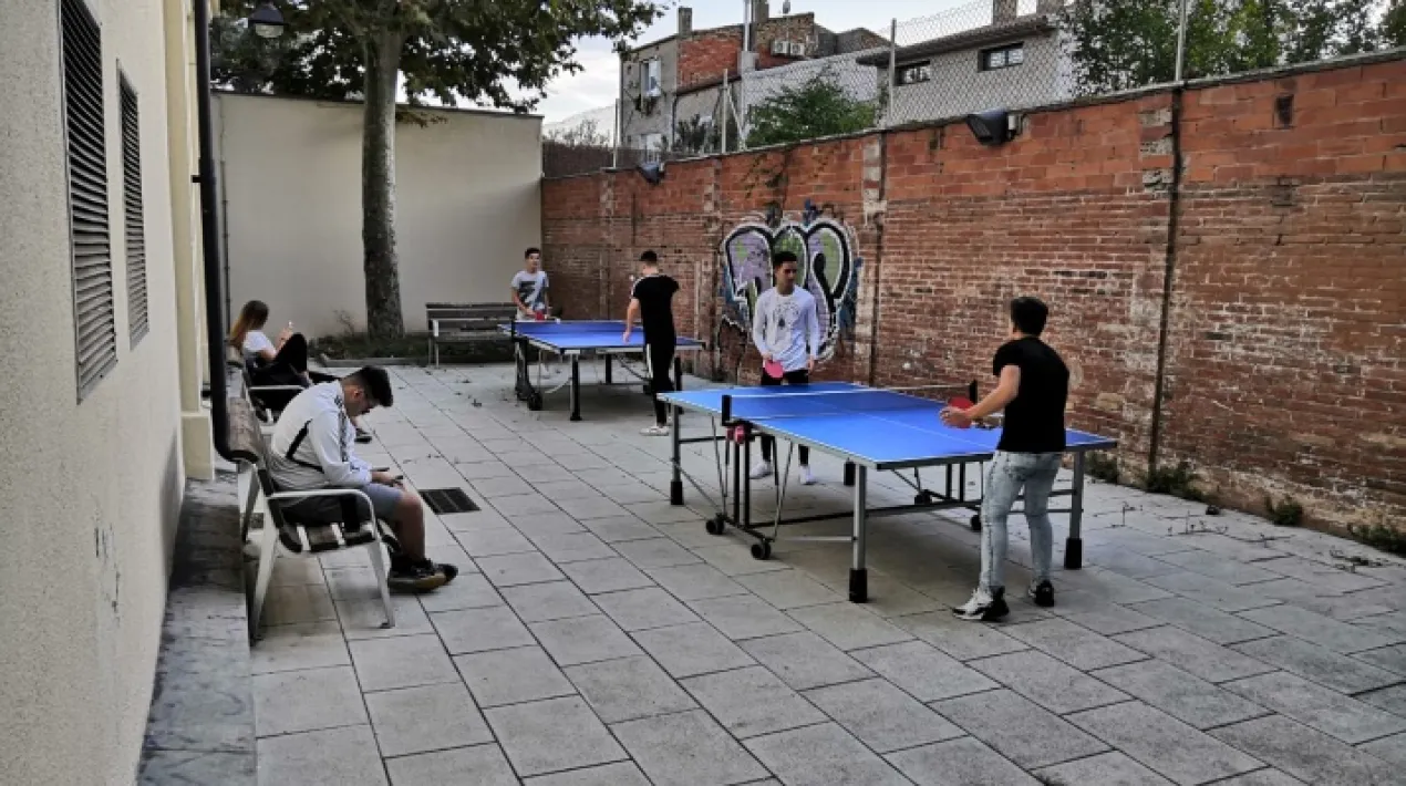  T'esperem divendres 17 de desembre de 17:00 a 20 h, al pati&nbsp;de El&nbsp;lloro, per gaudir&nbsp;d'una tarda amb jocs de taula,&nbsp;tenis taula i dards. Per m&eacute;s informaci&oacute; podeu venir&nbsp;a El Lloro, trucar-nos al 93 4785077 o enviar-nos un whatsapp al 616798147 Caracter&iacute;stiques activitats: Activitat gratu&iuml;ta Dintre de l&rsquo;equipament &eacute;s obligatori l&rsquo;&uacute;s de mascareta. Veure m&eacute;s