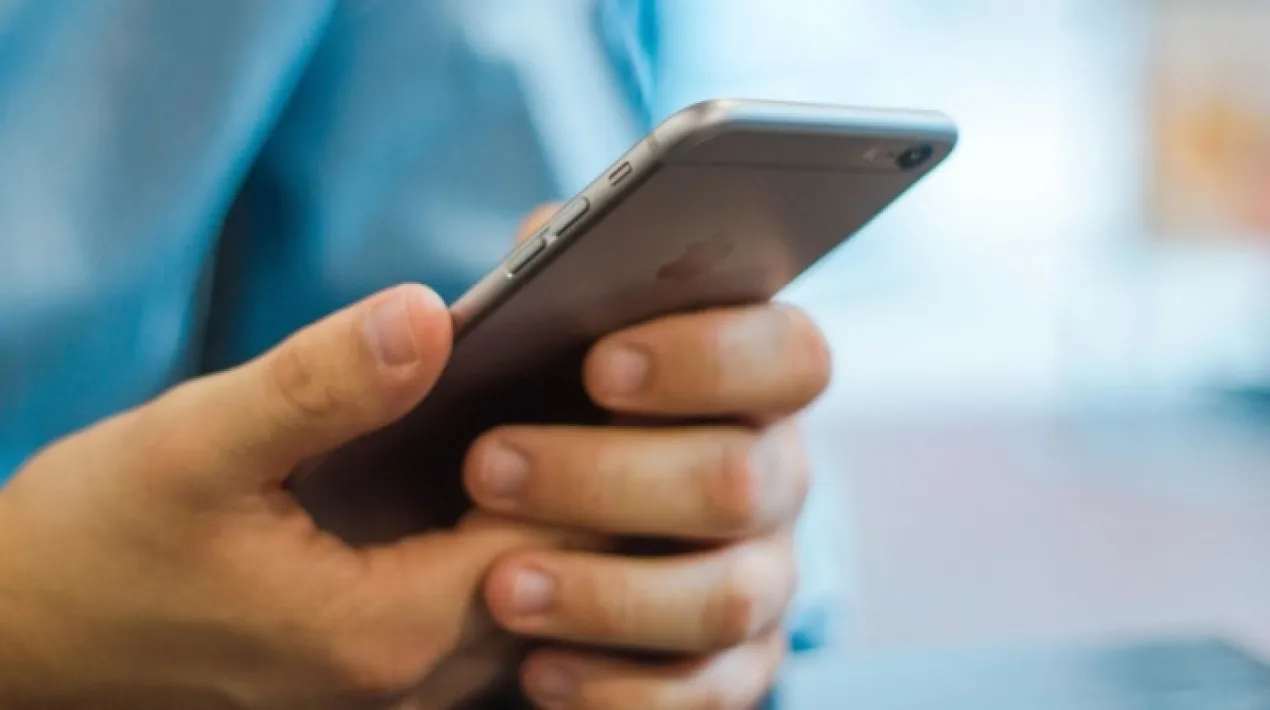  L’Ajuntament del Prat impulsarà un servei pioner en l’àmbit municipal que permet oferir atenció telefònica a la població nouvinguda en el seu idioma d’origen, amb la nova tecnologia creada per l’empresa Adtende SL. El nou servei telefònic s’oferirà des de l’Oficina d’Informació i Atenció Ciutadana (OIAC) en múltiples idiomes, entre ells el xinès, l’àrab, el romanès i l’urdú, les llengües dels llocs de procedència més freqüents de la població nouvinguda al Prat. Servei gratuït i a cost zero L’Ajuntament ha estat escollit per l’empresa Adtende SL per iniciar aquest servei a mode de prova pilot a cost 0. El servei permet que el personal de l’OIAC i una persona parlin per telèfon i simultàniament en dos idiomes diferents amb l’intermediació de l’aplicació de traducció simultània de veu de Platoon, la primera creada per al sector públic. Així, l’Ajuntament, facilitarà la comunicació entre una persona nouvinguda al municipi i un treballador o treballadora de l’OIAC.    Per poder ser atès en alguna de les llengües anteriors, les persones interessades hauran de descarregar-se gratuïtament l’app Platoon des de qualsevol de les plataformes de descàrrega habituals: AppStore (iOS) o GooglePlay (Android). Una vegada descarregada l’app només hauran de seleccionar, d'entre 49 idiomes, en quin volen ser atesos i trucar. La trucada s’efectua utilitzant dades mòbils, és per això que no té cap cost per a la ciutadania.   Per donar a conèixer el nou servei a les persones a qui va dirigit, se’n farà difusió a través de materials informatius, editats en diferents idiomes, des de l’OIAC, Cases d’en Puig - Serveis de Ciutadania i el separtament de Comerç de l’Ajuntament. OAC 360º, acompanyament telefònic als tràmits digitals La implementació d’aquest nou servei representa un nou avenç de l’estratègia de modernització i digitalizació de l’atenció ciutadana al Prat, després de la posada en marxa el passat mes d’octubre del servei OAC 360º, que dona suport a les persones que necessiten ajuda per realitzar els tràmits telemàtics. Aquesta és una necessitat creixent, com ha posat clarament de manifest el context de pandèmia sanitària de la covid. Des del mes de novembre passat, quan es va habilitar l'OAC 360º, ja ha atés unes 450 trucades al 935 954 414. El 87 % de les trucades les fan persones particulars i la resta empreses i entitats. Veure més