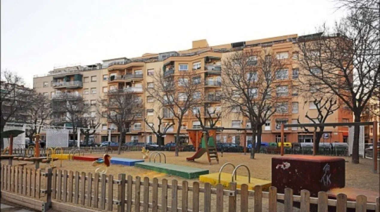 Lectura col.lectiva de textos seleccionats per celebrar&nbsp;el 8 de mar&ccedil;, Dia Internacional de les dones. Activitat organitzada per la Cooperativa Obrera de Viviendas en col∙laboraci&oacute; amb entitats del barri i centres educatius &nbsp;Veure m&eacute;s