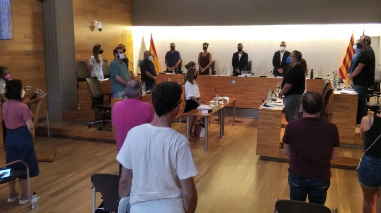  En el primer ple municipal posterior a l’estiu, celebrat avui dimecres 8 de setembre, el Prat ha aprovat inicialment la primera fase del Pla d’accessibilitat municipal. Mitjançant aquest pla, l’Ajuntament vol promoure que el Prat avanci cap a un model de ciutat plenament accessible, així com identificar i combatre les barreres arquitectòniques. Els continguts de la primera fase del Pla d’accessibilitat s'han elaborat amb la participació dels col·lectius del Prat de persones amb discapacitat, de la Taula de seguiment de l’accessibilitat del Programa de les persones amb discapacitat dels Serveis de Ciutadania i dels Consells municipals de gent gran i persones amb diversitat funcional. Aquesta primera fase del pla s’ha elaborat amb la voluntat de ser un instrument de promoció de l’accessibilitat en l’àmbit municipal que identifica les barreres arquitectòniques en els diferents àmbits, inclou solucions per tal d’assolir que el municipi sigui plenament accessible, d'una manera racional i planificada i en fa un pressupost de 3.502.300 € en el període 2020-2026. El pla s'ha aprovat amb el vot favorable de tots els grups, excepte de C's, que s'ha abstingut.  D’altra banda, el ple municipal ha aprovat de forma inicial per unanimitat la modificació de l’ordenança reguladora de guals, que datava dels anys 80. L’objectiu de la reforma és adequar-la a les necessitats detectades, per millorar-ne el funcionament, i als canvis normatius dels darrers anys. Amb aquesta ordenança, es concreten les condicions per les quals l’Ajuntament atorga una llicència de gual, així com els deures i obligacions que tindran els seus titulars. En la sessió d’avui, també s’ha aprovat destinar una partida de 100.00 euros per a convenis i ajuts a entitats esportives de la ciutat, 102.500 de suport al teixit comercial i a la renovació del mercat municipal i 65.000 euros a ajuts i projectes d’inserció sociolaboral, entre d’altres. Bona part d’aquestes partides permetran seguir desplegant l’estratègia de reconstrucció social i econòmica de la ciutat davant de la covid Ara més que mai, el Prat. Aquestes partides s'han aprovat amb el vot favorable de tots els grups, excepte de C's, que s'ha abstingut.  En l’apartat de mocions, el ple també ha aprovat per unanimitat una per donar suport a les nenes i dones afganes. En el text, la ciutat es posa a disposició de les autoritats competents per facilitar l'acollida de persones refugiades procedents de l'Afganistan i mostra la seva solidaritat amb la població del país, especialment amb dones i nenes. Mitjançant una altra de les mocions aprovades avui, la ciutat del Prat s’ha adherit a la campanya ICAN Citties Appeal en contra de l’ús de les armes nuclears i ha instat l’Estat espanyol a signar el tractat sobre la Prohibició de les Armes Nuclears de l'ONU. S’ha aprovat per unanimitat tots els grups municipals. També cal destacar que al ple d’avui ha pres possessió com a regidora Maria Carmen Blázquez (ERC). Pren el relleu a Sergi Morales, que va anunciar que deixava el càrrec de regidor el passat mes de juliol, per motius professionals. A l'inici del ple, també s'ha dedicat un minut de silenci al record de les persones víctimes de la covid al Prat. Veure més