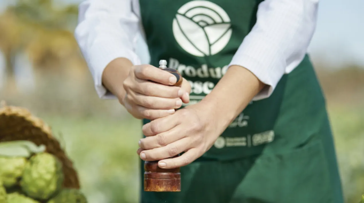    Tornen les Jornades Gastronòmiques del Pota Blava i la Carxofa Prat, del 17 de març al 18 d’abril, en una tretzena edició de l’activitat, després d’un període molt complex per al sector de la restauració i la producció agropecuària. El Prat serà la capital de l’activitat amb 8 participants, i s’estendrà cap a 15 ciutats del Baix Llobregat i el Barcelonès: Abrera, Barcelona, Begues, Castelldefels, Cervelló, Esparreguera, Gavà, L’Hospitalet de Llobregat, Martorell, Sant Andreu de la Barca, Sant Boi, Sant Feliu, Sant Just Desvern, Sant Vicenç dels Horts i Viladecans. L’Ajuntament del Prat, amb el suport de l’Associació de Gastronomia i Turisme (AGT),tornen a organitzar l’activitat, que permet degustar menús elaborats amb els productes més emblemàtics del Parc Agrari. En aquesta edició, s’espera superar l’èxit d’edicions anteriors, en què es van arribar a vendre més de 5.000 menús servits als restaurants participants, consolidant l’activitat com una referència al nostre país. Aquest dilluns, 7 de març, s’ha presentat la XIII edició del Març Gastronòmic en un acte celebrat a la seu de la Fundació Catalana de l'Esplai (Fundesplai),situada al Prat i que, en aquests moments, acull una mostra sobre alimentació sostenible i saludable sota el títol “Menja, Actua, Impacta”. L’alcalde del Prat, Lluís Mijoler, entre d’altres representants municipals i d’altres administracions, han acompanyat els representants del sector de la restauració i als productors i productores durant la presentació. Els padrins del Març Gastronòmic L'activitat tindrà dos padrins, figures rellevants al món de la restauració. Seran Maria Nicolau, xef, activista i col·laboradora a diferents mitjans de comunicació, on reivindica la cuina de producte i territori; i Pep Palau, fundador del Fòrum Gastronòmic, i una de les veus més respectades al món de la restauració en l’àmbit estatal. Els dos padrins tmabé han participat de l’acte d’avui, moderat per la presidenta de Slow Food Barcelona, Chiara Bombardi Tant Nicolau com Palau fa anys que lluiten per humanitzar l’alimentació i la cuina, i saben que aquesta no és una tasca fàcil. L’Ajuntament del Prat i l’AGT comparteixen aquesta defensa del planeta i la proximitat, i la idea d’un paradigma gastronòmic més ètic, coherent i sostenible. Col·laboració amb Menja Actua Impacta En aquesta línia de donar protagonisme a una gastronomia més sostenible, des del Març Gastronòmic s'ha establert una col·laboració amb l'exposició “Menja Actua Impacta”, una mostra sobre alimentació sostenible i saludable, que es pot visitar a Fundesplai - Fundació Catalana de l’Esplai. L’espai acollirà la presentació del Març Gastronòmic i els clients que consumeixin menús de l’activitat rebran descomptes per visitar aquesta exposició. Tornen les Festes de la Carxofa al Prat! Amb el Març Gastronòmic, es dona el tret de sortida a les Festes de la Carxofa, que enguany es tornaran a convertir, per primera vegada després de l’inici de la pandèmia, en un espai de trobada a l’espai públic a l’entorn de l’oferta agrícola i gastronòmica de proximitat, especialment amb Carxofa Prat.  Per celebrar que tornarem a gaudir als carrers d’aquest extraordinari producte del Parc Agrari del Baix Llobregat, símbol de la identitat local i de la tradició agrícola de la ciutat, en el marc de les Festes de la Carxofa, s’organitzaran una gran diversitat d’activitats de caràcter gastronòmic i festiu, per a tots els públics. A més del Març Gastronòmic, tornarà l’Escarxofa & Jazz (diumenge 10 d’abril),la Carxofada Popular (el 3 d’abril) i el FiraTapa Carxofa Prat (22, 23 i 24 d’abril). Implicació del Consell Regulador del Pollastre i Capó del Prat i d’altres col·laboradors Gràcies a la col·laboració del Consell Regulador del Pollastre i Capó del Prat, l’activitat comptarà amb un descompte especial, que s'aplica en el marc de les campanyes gastronòmiques i que ha passat d’un 10 a un 15% durant els dos darrers anys, com una acció que pretén donar suport al sector de la restauració. En les accions de promoció, el Consell assumeix una part del cost del producte, com una actuació de foment i promoció de la IGP Pollastre i Capó del Prat com a producte de qualitat agroalimentària. DO Penedès continua donant suport a les activitats que desenvolupa l’AGT. Tots els menús aniran maridats amb vins DO Penedès i la cervesa Magna San Miguel, promocionant la gastronomia de qualitat a través del consum de producte local.   Més informació: Tota la informació sobre els menús i els restaurants participants al web marcgastronomic.com i a les xarxes socials d'AGT i Porta del Delta.Veure més