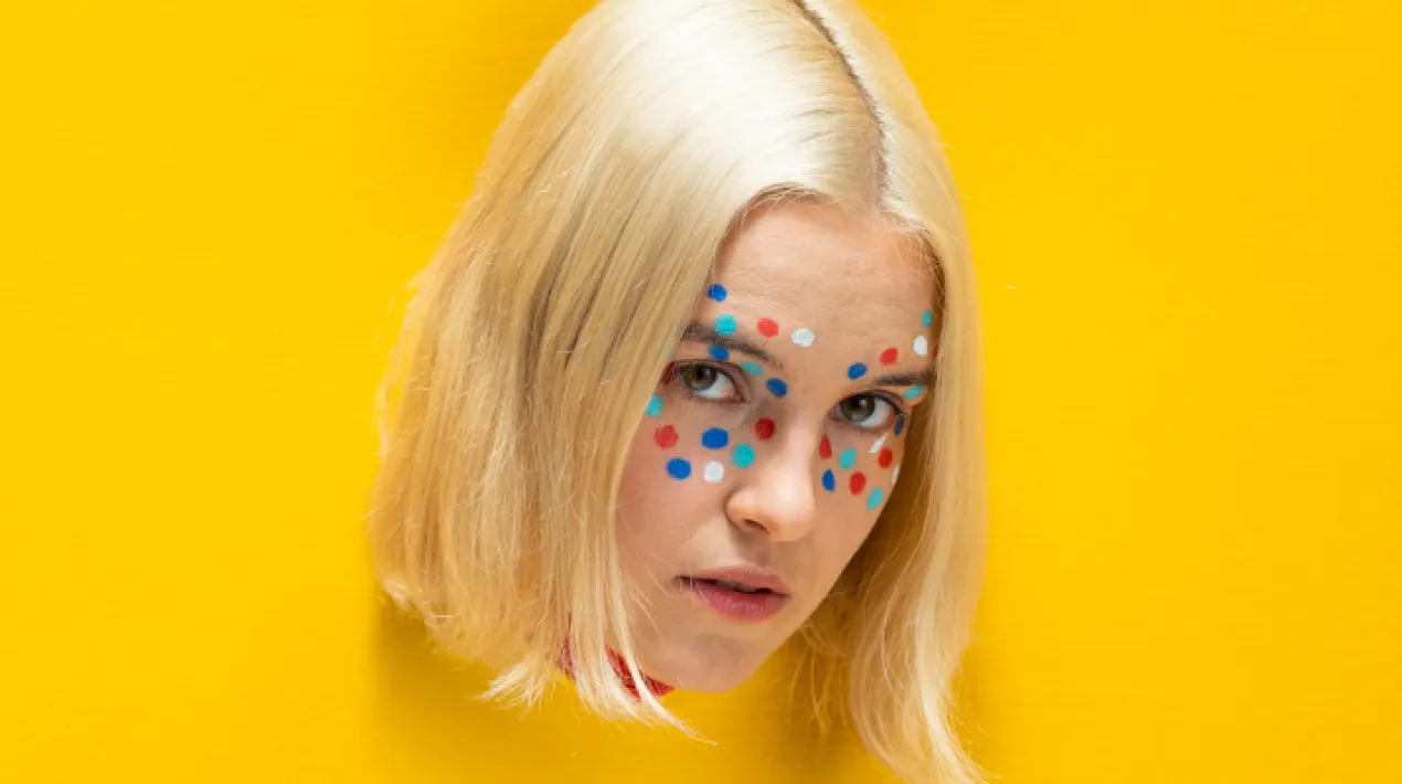 Carlota Fl&acirc;neur ha viscut sempre en un h&agrave;bitat musical. Als cinc anys va demanar un viol&iacute; i el va tocar durant deu anys, fins que va descobrir que en realitat el que li agradava era cantar, aix&iacute; que va aprendre a tocar la guitarra.&nbsp;Fa menys d'un any, Carlota Fl&acirc;neur debutava amb Brains, un primer EP produ&iuml;t per Ferran Palau i Ildefons Alonso, en el qual mostrava un pop delicat, preciosista, colorit i dol&ccedil;, per&ograve; en el qual parlava sense filtres i sense embuts sobre els clarobscurs de les relacions, la superficialitat i la cultura de l'usar i tirar. Un debut brillant, amb una actitud ferma i consistent, a trav&eacute;s de la qual Carlota Fl&acirc;neur va comen&ccedil;ar a orbitar al voltant dels millors nous talents de l'escena musical. Ara b&eacute;, per si hi havia algun dubte que Carlota Fl&acirc;neur no sols s'expressa a trav&eacute;s de la m&uacute;sica, sin&oacute; que tamb&eacute; ho fa a trav&eacute;s de tots els colors visibles de l'espectre, la jove artista ens presenta ara la seva particular visi&oacute; de la can&ccedil;&oacute; &ldquo;See you again&rdquo;, obra del celebrat Tyler, The Creator. Una fantasia pop en tots els sentits, en la qual trobem una Carlota Fl&acirc;neur enlluernadora, amb una interpretaci&oacute; que frega l'excel&middot;l&egrave;ncia. I per a sorpresa de totes, s&iacute;, Carlota Fl&acirc;neur tamb&eacute; rapea.Concert gratu&iuml;t al Bar de la CapsaVeure m&eacute;s