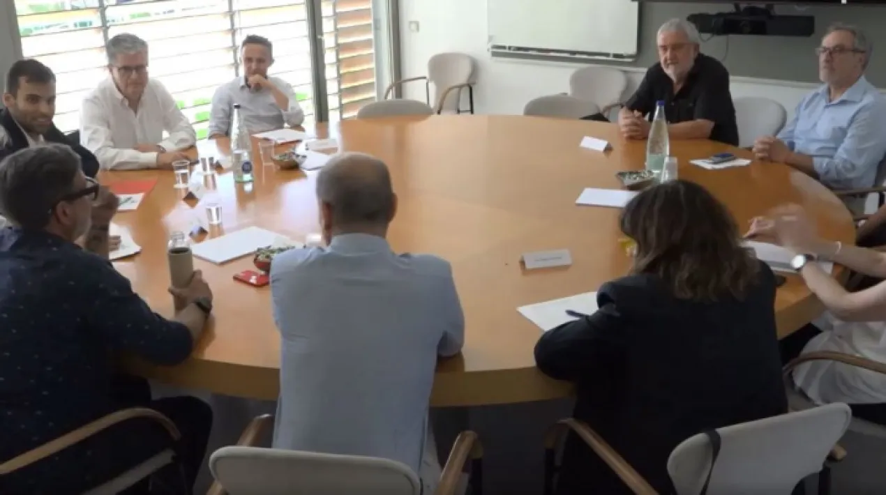  L’alcalde del Prat de Llobregat, Lluís Mijoler, s’ha reunit aquest dimecres, 15 de juny, amb el president de l’associació El Prat Empresarial, Jordi Morera, per tal de valorar la situació del teixit econòmic de la ciutat i els reptes que té per endavant. Han abordat com seguir impulsant els polígons industrials i el conjunt de l’economia local, així com l’ocupació de qualitat en el context post-pandèmia. A la trobada, també hi ha assistit el tinent d’alcaldia de Desenvolupament Econòmic, Juan Carlos Moreno. Un dels principals temes que han tractat ha estat la necessitat d’impulsar i dinamitzar conjuntament els polígons industials i els parcs de negocis de la ciutat i millorar-ne la competitivitat.  Els actuals polígons industrials estan pràcticament al màxim de les seves capacitats i existeix una elevada demanda de nous espais per poder desenvolupar aquest tipus d’activitats. En aquest escenari, l’alcalde del Prat, Lluís Mijoler, ha assegurat respecte del polígon industrial Mas Blau: “podríem generar més activitat i l’Ajuntament assumeix el compromís de parlar-ne en una taula de treball i veure quines modificacions urbanístiques cal fer per milloar la competivitat d’aquest polígon”. Una altra de les qüestions tractades a la reunió ha estat com potenciar la contractació als proveïdors locals, tot respectant el marc normatiu de la llei de contractes del sector públic. L’Ajuntament del Prat vol fomentar que, en la mesura de les seves possibilitats, la despesa pública que fa anualment per a la contractació de serveis públics pugui contribuir a impulsar el teixit productiu local. De fet, segons el balanç realitzat per l’Ajuntament, el percentatge del nombre contractes a proveïdors locals s’ha incrementat 8,40 punts percentuals entre els anys 2020 i 2021. Si l’any 2020 els adjudicats a proveïdors locals van representar el 33,50% del total de contractes públics de l’Ajuntament (sobre una mostra total de 406 contractes),aquest percentatge es va elevar fins al 41,90% durant el 2022 (sobre una mostra de 599 contractes). Aquest balanç es basa en un mostreig de 6 mesos corresponents a moments diferents moments de l’any, concretament dels períodes febrer-març, maig-juny i octubre-novembre tant de 2020 de 2021. Pel que fa al volum econòmic dels contractes públics de l’Ajuntament, aquest mateix mostreig indica que l’adjudicada a proveïdors locals va representar 948.468,25 euros l’any 2021, un 92,1% que l’any 2020 (quan va ser de 493.716,56 euros). El 2021, el volum econòmic dels contractes a proveïdors locals va representar el 31,7% del total. El foment de la contractació local és un dels compromisos que va assumir l’Ajuntament en el marc de l’estratègia de reconstrucció socioeconòmica de la ciutat per fer front a l’impacte de la pandèmia sobre el teixit empresarial del Prat. Durant la trobada també s’han avaluat d’altres temes relacionats amb l’ocupació i l’economia local, com l’augment de la contractació indefinida al Prat després de la recent reforma laboral i la tendència a la baixa del nombre de persones a l’atur. Entre el gener i l’abril de 2022, es van signar al Prat 12.414 contractes laborals i gairebé 3 de cada 10 van ser indefinits, un 115,2% més que el 2021. El mes d’abril aquesta proporció ja va arribar a 4 de cada 10, el percentatge més alt dels darrers 25 anys. Aquest mateix mes, el nombre de persones aturades del Prat també es va situar un 26,6% per sota de la registrada durant el mateix període de l’any passat. Tot i això, segons dades d’abril d’enguany, encara hi ha 3.174 persones a l’atur del Prat (i una taxa d’atur del 10,2%) i l’Ajuntament ha mostrat la seva voluntat d’impulsar que aquesta dada continuï evolucionant a la baixa, amb el suport del Prat Empresarial i del conjunt del teixit socioeconòmic local.Veure més