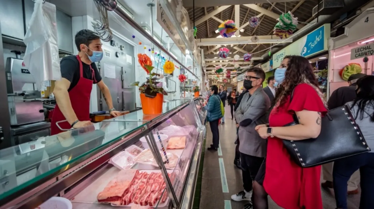  El Mercat municipal del Prat ha posat en marxa la seva botiga en línia a través del web mercatdelprat.com, amb què vol facilitar la compra i la distribució dels productes amb comoditat i seguretat mitjançant internet i el lliurament a domicili. D’aquesta manera, el Mercat municipal vol adaptar-se als nous temps i als nous hàbits de consum i compra online de la ciutadania, que s’han accentuat per la pandèmia sanitària. En el context de la covid, les restriccions a la interrelació social o la necessitat d’evitar desplaçaments i aglomeracions han fet encara més necessari potenciar els canals de venda online, també en el cas del petit comerç i de proximitat. El llançament de la nova botiga en línia del mercat municipal ha tingut lloc avui, divendres 30 d’abril. L’acte ha comptat amb la participació de l’alcalde del Prat, Lluís Mijoler, i la regidora de Comerç i Turisme, Marina García, acompanyats pel tinent d’alcalde de l’Àrea de Desenvolupament Econòmic, Juan Carlos Moreno, i el president del Mercat, Josep M. Cañis, entre d’altres. El servei es va posar en marxa el passat 20 d’abril, però ha estat avui quan s’ha fet l’acte de llançament de la nova plataforma web. Comprar en línia productes frescos, de qualitat i proximitat La plataforma mercatdelprat.com ofereix els mateixos productes de qualitat que es venen a les parades i seran els propis paradistes els que prepararan les comandes. Així doncs, la ciutadania podrà accedir online a productes de màxima qualitat, frescos i de proximitat. A més, es garanteix tota la traçabilitat del procés, de manera que en la seva distribució no es trenqui la cadena del fred, conservant la qualitat i frescor dels mateixos fins a la seva arribada al domicili. Transport sostenible fins als domicilis a càrrec de RodaPrat En el transport dels productes a domicili, s’han volgut incorporar, a més, criteris de sostenibilitat social i ambiental. D’aquest servei de distribució s’encarregarà RodaPrat, servei de distribució amb vehicles ecològics amb seu al Prat sense ànim de lucre. RodaPrat promou també la dignificació laboral d’aquets sector, a més de la sostenibilitat ambiental i la dinamització del texit comercial local. Personalització de la compra en línia La plataforma web ofereix l’opció de personalització de la comanda, ja que s’hi poden afegir notes personalitzades als productes (la carn a tall fi, talls gruixuts, la fruita madura, etc.). També es podrà crear una llista de compres habituals, que es podrà reutilitzar en diverses ocasions a través del web. Així mateix, es podran fer les compres de diferents parades de forma conjunta en una única comanda i triar quin dia i franja horària es vol rebre a casa. També es pot optar per l’opció de recollir presencialment la comanda al mercat, sense esperes ni cues.   Pel que fa a les formes de pagament, la botiga online ofereix un sistema totalment segur i permet el pagament amb targeta de crèdit i serveis com Bizum i Paypal. Durant l’acte, Manel Rodríguez, director tècnic de projectes de l’empresa Fica’t (Food Market Online SL),que ha desenvolupat el projecte de la botiga online, ha presentat el web i les opcions que ofereix. Per part de la Diputació de Barcelona, també hi han assistit Òscar Sierra, diputat delegat de Comerç; Soledad Bravo, gerent de l’oficina de serveis de Comerç; i Xavier Torrent, cap de l’oficina de suport al Teixit comercial local. També hi  han participat Francisco Fernández, president de El Prat Gran Comerç; i Lidia Muñoz, representant de comerciants i serveis de l’Avinguda Verge de Montserrat. Suport al comerç online per promoure la venda online i superar l’impacte de la covid Fins al moment, són 11 els concessionaris del mercat municipal els que s’han sumat al nou canal de venda en línia, que representen la majoria de paradistes. L’Ajuntament seguirà treballant perquè s’hi puguin acabar sumant la resta, atenent a la creixent importància dels canals de venda en línia. El suport a la digitalització del comerç local és una de les línies d’actuació de l’estratègia “Ara més que mai, el Prat” de reconstrucció socioeconòmica de la ciutat front a la pandèmia. A més, cal recordar que l’Ajuntament del Prat ha aprovat bons i ajuts per donar suport al comerç a fer front a l’impacte de la covid per valor de més d’1.400.000 euros des de mitjans de l’any 2020, dels quals 400.000 es van concedir l’any passat i la resta formen part de les convocatòries realitzades o previstes per a l’any 2021. Més informació a: elprat.cat/empresa-comerc-i-ocupacio/el-comerc-del-prat/la-botiga-online-del-mercat-del-pratVeure més