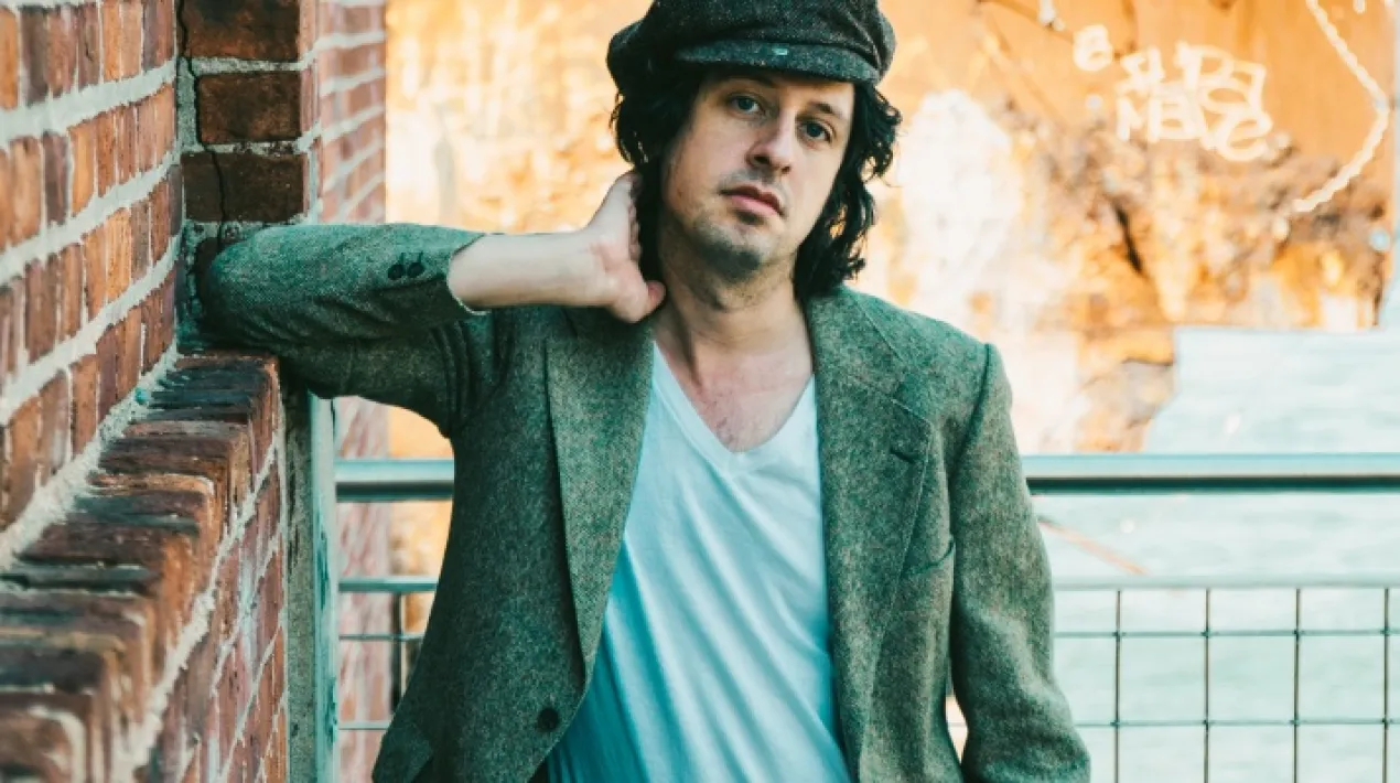 La Capsa acull una de les dates de la gira europea d'Adam Green: That Fucking Feeling Tour Adam Green és un artista polifacètic: compositor, cineasta, artista visual i poeta. Va formar part de l’escena antifolk de Nova York al final dels noranta amb The Moldy Peaches, que posteriorment es van fer coneguts arreu gràcies a la banda sonora de Juno. Com a artista en solitari, Adam Green ha gravat 10 àlbums, mlts dels quals han esdevingut èxits de culte. Les seves cançons han estat interpretades per artistes com The Libertines, Carla Bruni, Kelly Willis, Dean & Britta, o Will Oldham. Les pintures i escultures de Green han format part d’exposicions col·lectives i individuals  a Amèrica, Àsia i Europa. Adam Green, va combinar per primer cop la seva estètica visual, els seus escrits psicodèlics i les seves composicions musicals a The Wrong Ferarri (2010),la primera pel·lícula filmada sencera amb un iPhone. El seu segon llargmetratge, Adam Green's Aladdin (2016), va ser una pel·lícula de fantasia immersiva protagonitzada per Macaulay Culkin, Natasha Lyonne, Alia Shawkat, Jack Dishel i Francesco Clemente, rodada en la seva totalitat amb una escenografia de paper maixé.  Va ser un èxit de culte instantani, projectant-se a tota la gira de concerts d’Adam Green així com al Museu Andy Warhol de Philadelphia. El desè àlbum d’Adam Green, Engine of Paradise, és una exploració musical al voltant de temes que ja van aparèixer a la seva novel·la gràfica War and Paradise: el xoc entre humans i màquines, la trobada de l’espiritualitat amb la singularitat i la relació bidireaccional entre la vida i el més enllà. Gravat a Brooklyn per Loren Humphrey, el seu nou disc reimagina l’estil orquestral barroc dels seus treballs dels principis dels 2000 y inclou col·laboracions amb James Richardson (MGMT),Florence Welch (Florence and the Machine) i Jonathan Rado (Foxygen). Al maig de 2021, Green publica un single gravat a casa, “That Fucking Feeling” i anuncia la seva gira  pel 2022 “That Fucking Feeling Tour.”Veure més