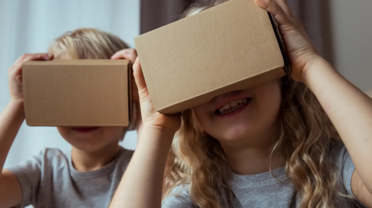 Saps quines s&oacute;n les difer&egrave;ncies entre Realitat Virtual i Realitat Augmentada? Quins usos en pots fer durant el teu dia a dia? Aquest taller &eacute;s una proposta d&rsquo;iniciaci&oacute; al m&oacute;n de la Realitat Virtual i la Realitat Augmentada amb unes senzilles ulleres&nbsp;per&nbsp;a cada participant&nbsp;i el propi tel&egrave;fon m&ograve;bil. A partir de 6&nbsp;anys, acompanyats d'una persona adulta.Veure m&eacute;s