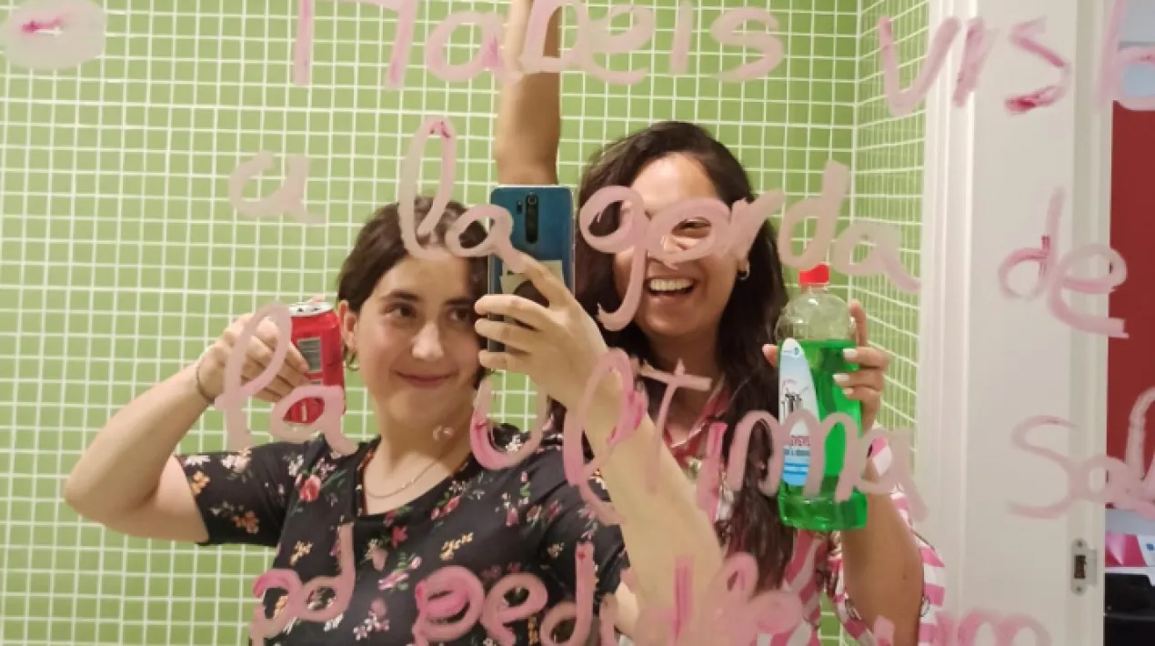 Dues amiguíssimes que menjàven polvorons a la sortida del insti. No sabem sumar. Les NoDjSessions són sessions musicals a càrrec de gent de la ciutat, sessions en què no importen els beats, la tècnica… Només és música que gent comparteix amb gent. Una banda sonora perfecta per a les nits d’estiu.Veure més