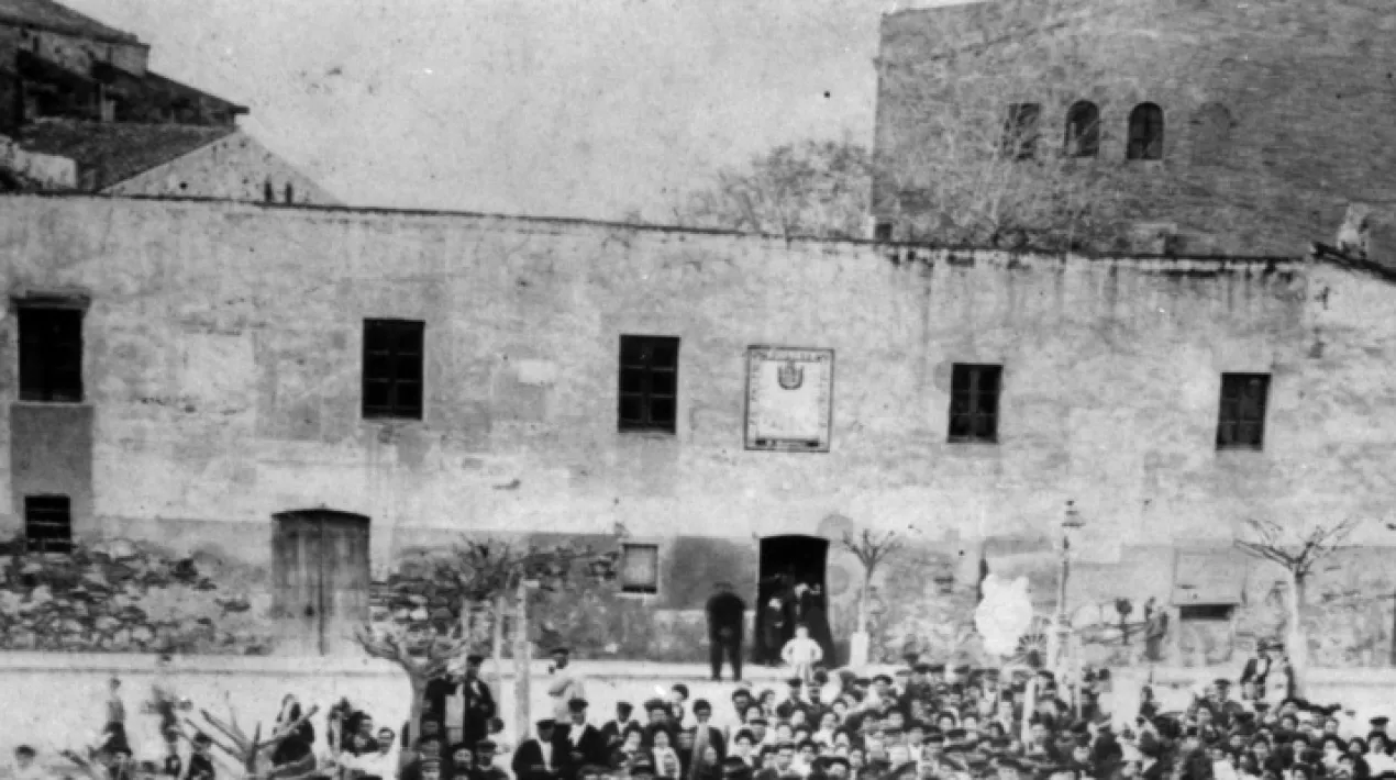 El primer hostal del Prat va sorgir, inicialment, de la necessitat d'hostatjar i alimentar els paletes que treballaven en la construcció del temple. Al peu del camí ral, tenia com a clients els viatgers i ramaders de pas cap a Barcelona que feien servir la barca. Va començar a funcionar cap al 1580 i va estar en actiu durant quasi tres segles. Cap al 1725, el consell municipal aconsegueix un terreny per edificar-hi un nou hostal, que també va funcionar com a taverna, botiga i fleca. La sessió se centra en l’alimentació al voltant de l’època moderna, amb l’Hostal del Comú com a element simbòlic. Activitat complementària a l’exposició El Prat, una mirada arqueològica.Veure més