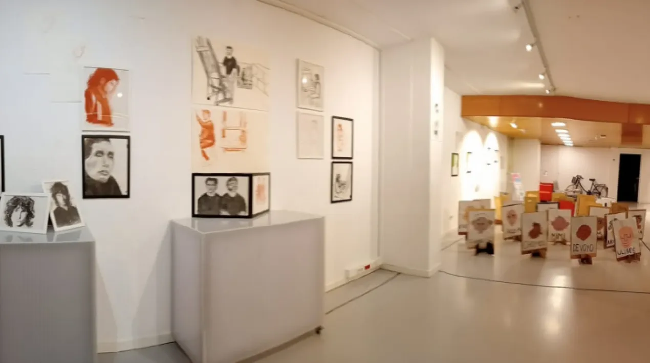 RETRATATS En aquesta exposició es mostra un recull d'exercicis relacionats amb la representació del rostre on es visualitza el paper destacat del gest en el traç. Retratats és una exposició col.lectiva realitzada per l’alumnat de Còmic Pro i del Taller d'Art de dibuix de l’Escola d’Arts Visuals del Prat. Accés lliure.Veure més