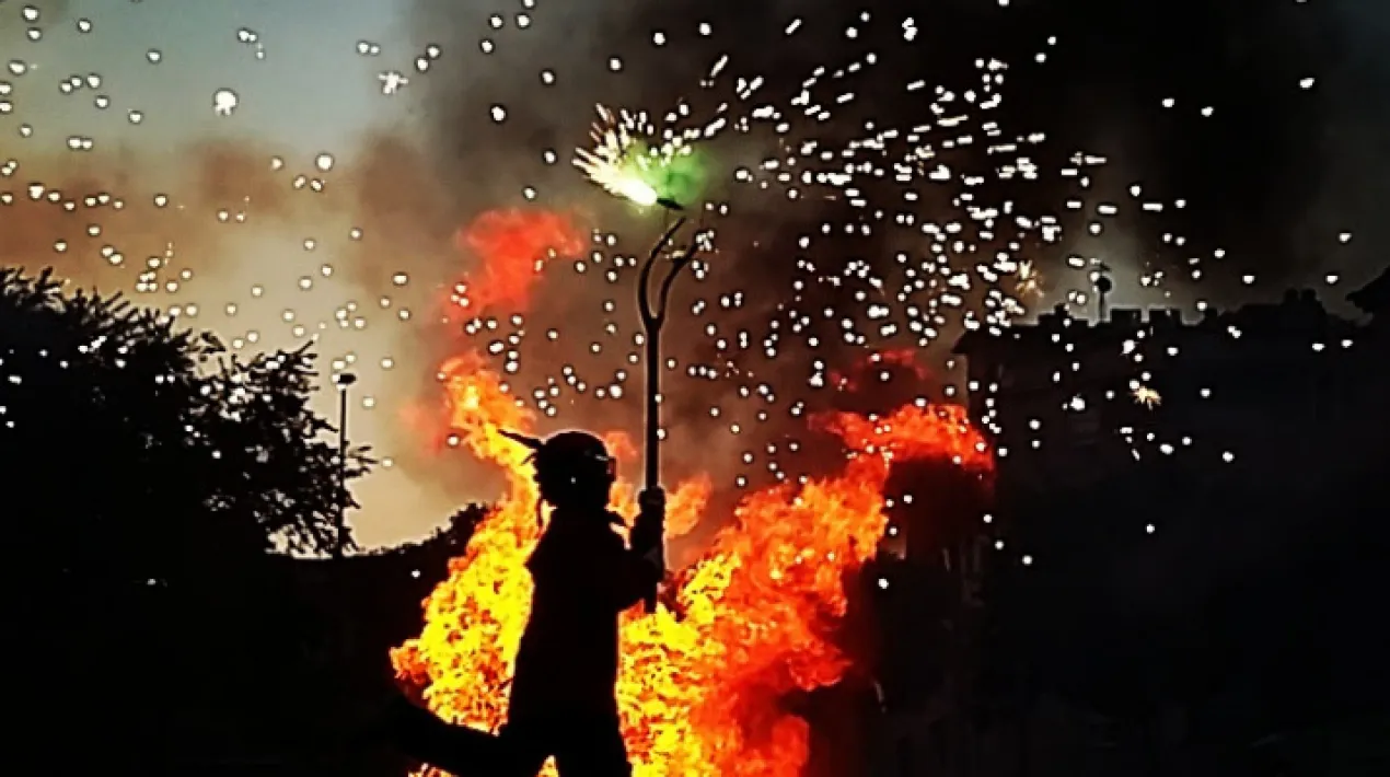 Programa: 20h. Pregó de festa 21:30h. Arribada de la Flama del Canigó. Parlaments de benvinguda. Encesa de foguera i festa del foc a càrrec de la Colla de Diables del Prat 23h. Gran revetlla de Sant Joan amb música. Clica aquí per veure la programació de divendres  Veure més