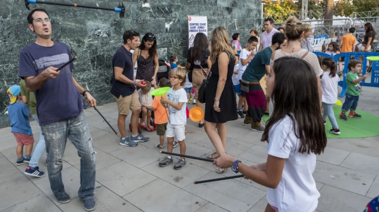 Taller de circ a la plaça Sant Jordi perquè petits, petites i grans gaudeixin d'una primera aproximació al món del circ. Les diferents tècniques circenses es disposaran en estacions i les famílies podran circular lliurement posant a prova les seves habilitats. I per qui es quedi amb ganes de més: fins al 19 de juliol, cada dimarts al Ribera, trobareu propostes de circ en família!  Veure més