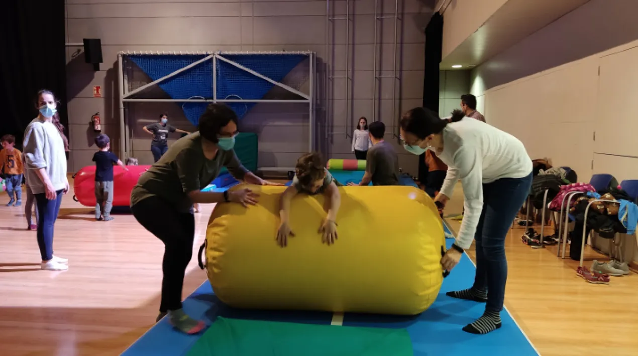 Aquest estiu, els dimarts, del 28 de juny al 19 de juliol, us proposem trobar-nos al Ribera per practicar circ en família. A cada sessió, professionals de les diferents disciplines circenses ens acompanyaran per apropar-nos a les diverses tècniques i facilitar la seva descoberta. En aquesta primera trobada aprendrem diferents exercicis acrobàtics, individuals i en família, utilitzant elements o simplement el mateix cos, que posaran a prova les nostres habilitats i equilibri. Adreçat a infants de 6 a 10 anys i les seves famílies. Taller a càrrec de Kanaya CircVeure més