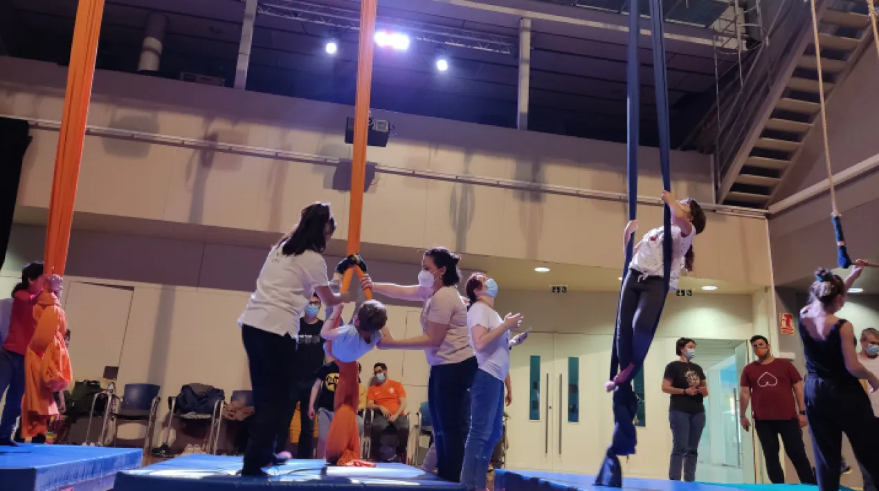 Aquest estiu, el dimarts, del 28 de juny al 19 de juliol, us proposem trobar-nos al Ribera per practicar circ en família. A cada sessió, professionals de les diferents disciplines circenses ens acompanyaran per apropar-nos a les diverses tècniques i facilitar la seva descoberta. Força, resistència, agilitat, equilibri i treball en equip són algunes de les habilitats i capacitats que posarem en pràctica en aquesta sessió de 'Circ en família' dedicada als aeris. Adreçat a infants de 6 a 10 anys i les seves famílies. Taller a càrrec de Kanaya CircVeure més