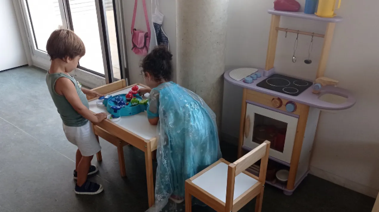 Fem Tribu és un espai de joc adreçat  a infants de 3 a 6  anys i a les seves famílies, d’accés lliure, però amb aforament limitat. Un espai, obert tots els dimarts, de 17:15 a 19 h, on els infants poden jugar, aprendre i compartir, i les persones adultes poden posar en comú les seves experiències i els seus neguits en relació amb la criança, així com passar una estona de joc compartit amb les seves criatures. Fem Tribu, neix amb la voluntat de ser un espai que pugui ser autogestionat per les mateixes famílies que en fan ús.Veure més