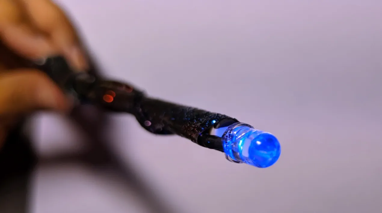 El Klub Infantil Tecnològic (KIT) és un cicle d'activitats per experimentar amb la cultura digital i la tecnologia de forma divertida i creativa. Al maig ens convertirem en alumnes de l'escola de màgia i bruixeria: Hogwarts i crearem la nostra vareta màgica. Fent servir materials quotidians, una llum LED i molta creativitat, els nens i les nenes aprendran que són els circuits elèctrics i com crear un interruptor, per poder dinar vida a la màgia i cridar: Lumos! Activitat gratuïta dirigida a infants de 8 a 12 anys.  Protocol d'usos de l'espai: Aforament limitat Ús de mascareta obligatori dins l'equipament Rentat de mans amb el gel hidroalcòlic que es troba a l'entrada de l'equipament Seguir en tot moment les indicacions de l'equip del Centre Veure més