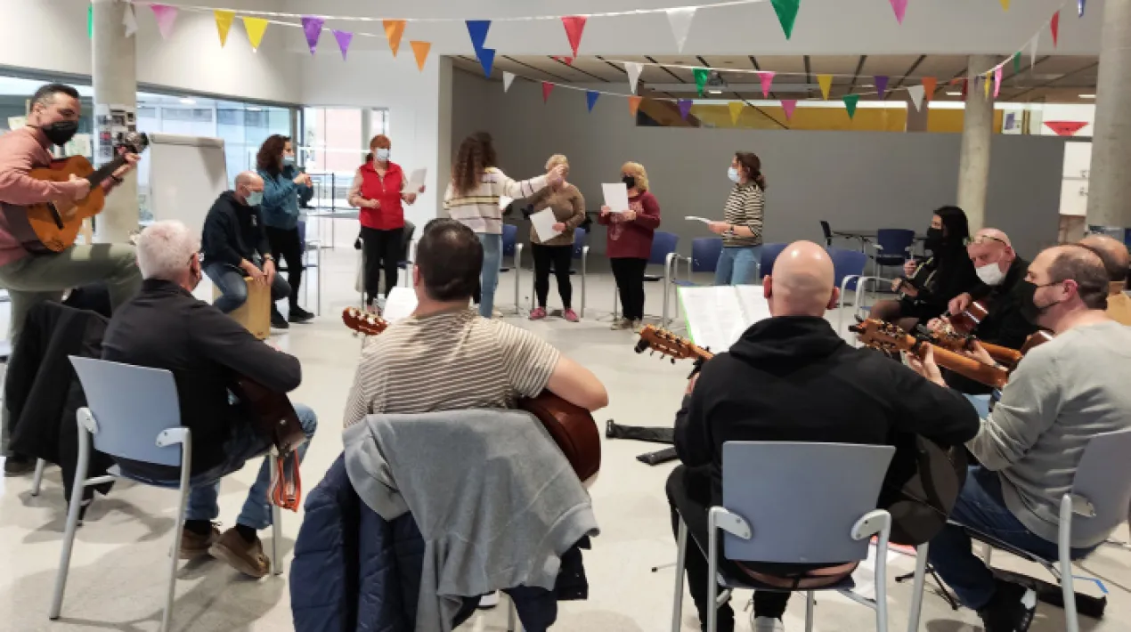 Al Centre Cívic Sant Jordi-Ribera Baixa compartim la música cada dimecres a L’Orquestra de Barri!  Es tracta d'un espai comunitari i intergeneracional, on gaudir de la pràctica musical en grup. No cal tenir coneixements previs, ja que tothom pot fer música o sumar-s’hi amb les seves aportacions. Si tens un instrument i el saps tocar, no dubtis en portar-lo! L’Orquestra de Barri és un lloc on créixer de manera personal i col·lectiva, on interaccionar i conviure entre el veïnat, esdevenint una eina per a la transformació social a través de cultura. Aquesta és una iniciativa nascuda del treball compartit entre el Centre Cívic, l’Escola d’Arts en Viu, el Pla d’Actuació de Sant Cosme, Serveis Socials i persones del territori (entre molts altres).Veure més