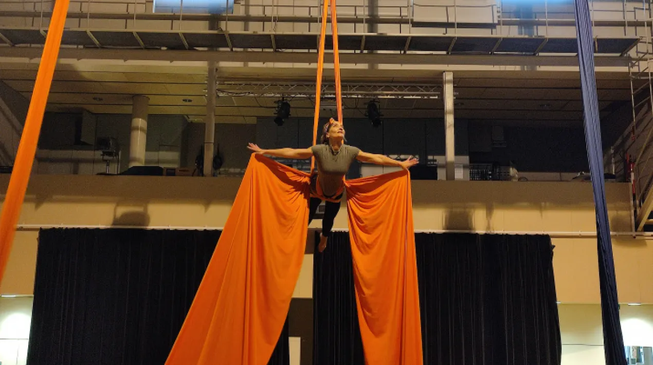Presentació de la peça 'Volem volar!', que és el resultat del procés de creació col·lectiva realitzat per les participants a l'espai de creació d'aeris del centre cívic. Aquest espai de pràctica i creació amb teles i trapezi ha estat acompanyat per l'artista Maria Cavagnero. 'Volem Volar!' és un espectacle on la icònica aviadora Pepa Colomer ensenyarà a un grup de noies a trencar estereotips i volar per perseguir els seus somnis. Us hi esperem!Veure més