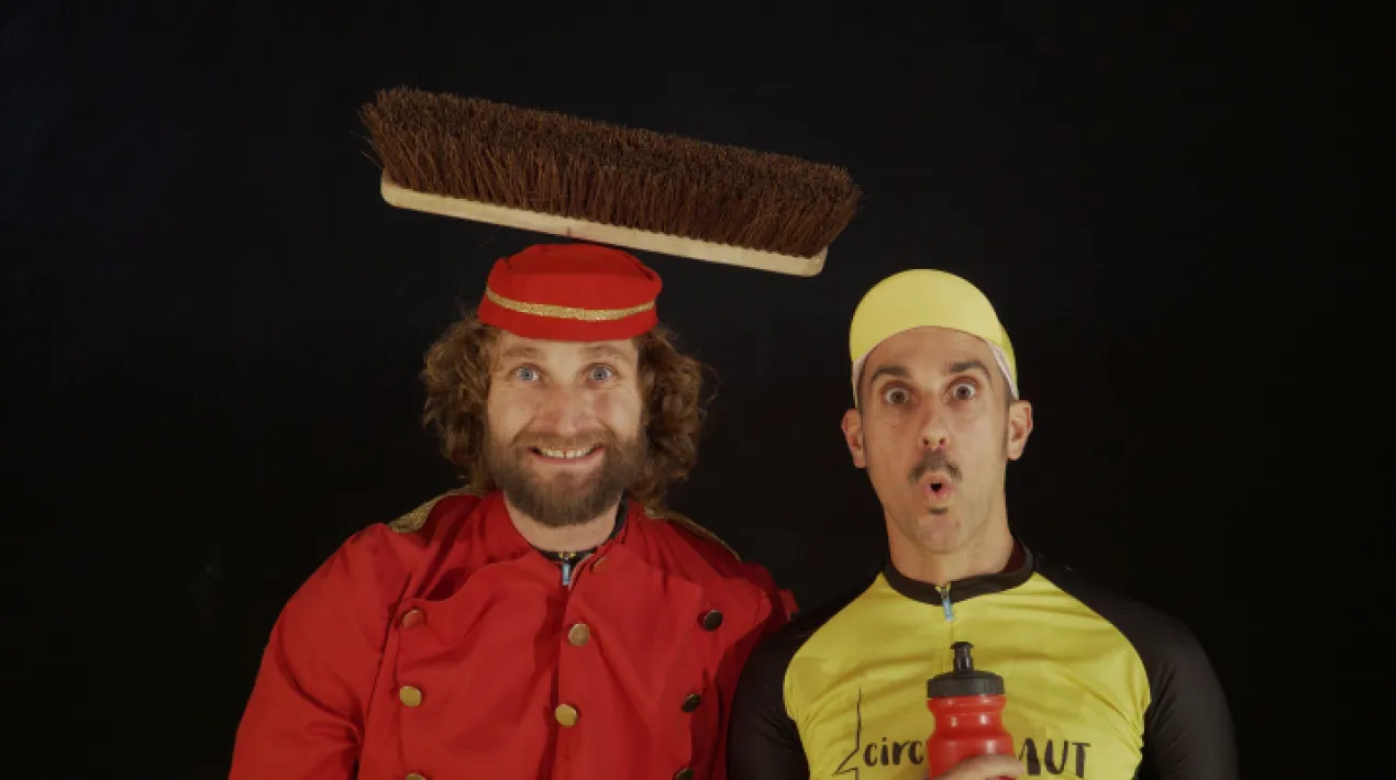 'Saltimbanqui', el cicle familiar de circ al carrer, organitzat  pel Centre Cívic Sant Jordi-Ribera Baixa, s'acomiada, fins l'any vinet amb l'espectacle 'Absurd'.  'Absurd' és una proposta de circ, de la Cia. Circ Vermut, on els ingredients principals són dos personatges, una pista de circ, bicis, crispetes, vestuaris, patins, escombres i molt d'humor. Uns acomodadors estrafolaris jugaran i escalfaran l'ambient. Sense voler sembla que l'espectacle ja ha començat i van passant gags d'allò més absurds. Coneixem un freak dels aneguets de banyera, que fa equilibris sobre tubs i fustes. Veiem una demostració de velocípede i uns mètodes peculiars de fer anar les escombres. Una cosa porta a la següent i sense donar massa temps per pensar arribem al final de l'espectacle amb una carrera de bicicletes esbojarrada i virtuosa.Veure més