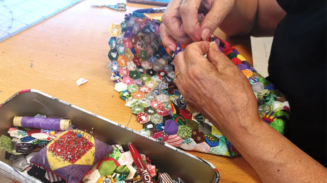Veniu al Ribera a practicar i compartir coneixements de la tècnica del patchwork, mentre intercanvieu sabers i dubtes en aquest espai autogestionat per les mateixes participants, els dijous a la tarda. Cal tenir experiència en aquesta labor.Veure més
