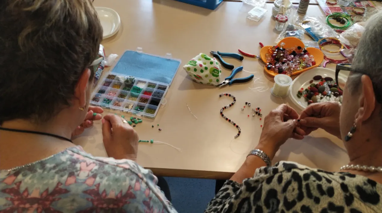 Veniu al Ribera a practicar i compartir coneixements entorn de la bijuteria, mentre intercanvieu sabers i dubtes en aquest espai autogestionat per les mateixes participants, els dijous a la tarda. Es necessiten nocions bàsiques.Veure més