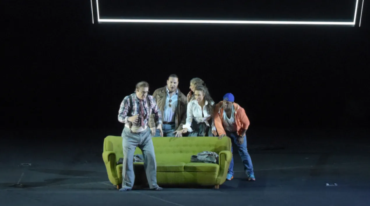 El director d’escena venecià Damiano Michieletto signa aquest muntatge de Don Pasquale, òpera bufa en tres actes de Gaetano Donizetti segons un llibret escrit per ell mateix i Giovanni Ruffini, basat al seu torn en el llibret d'Angelo Anelli per al Ser Marcantonio de Stefano Pavesi (1810). Es va estrenar a París el gener de 1843. Considerada un dels darrers exponents de l’òpera bufa italiana, Don Pasquale va su suposar també el darrer gran èxit de la prolífica carrera de Donizetti, després d’obres tan populars com Lucia di Lammermoor, La Fille du régiment o La Favorite, entre moltes d’altres. La divertida trama argumental d'aquesta òpera gira a l’entorn d'un home de mitjana edat –Don Pasquale- enganyat per l'astúcia de la seva jove esposa, Norina. El baix-baríton gal·lès Bryn Terfel dona vida al protagonista, fent gala del seu talent tant vocal com interpretatiu. El virtuosisme de l'elenc seleccionat per la Royal Opera es combina amb una música brillant i una posada en escena que actualitza i converteix en contemporània aquesta història commovedora. Projecció d'aquesta òpera enregistrada el 2019 a la Royal Opera House de Londres. Descarregar el programa de mà aquí Podeu consultar tota la informació del cicle Viu l'òpera aquí.   **Totes les activitats estan subjectes a la normativa vigent, sent susceptibles de ser modificades o cancel·lades pel seu compliment.Veure més