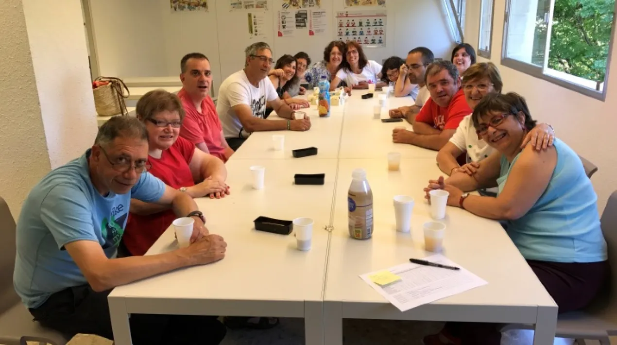 Diversos usuaris de la Fundació Rubricatus i de la Llar Hebre es reuneixen amb dues voluntàries del VxL per conversar en català. En cada sessió, els participants decideixen el tema de què parlaran la setmana següent. Així, si ho desitgen, poden buscar informació per presentar-la a la resta de participants. De tant en tant, es fa lectura en veu alta o es mira alguna pel·lícula en català. Aquest grup és obert a totes les persones amb diversitat funcional a qui els vingui de gust conversar d'una manera distesa en català. Les persones d'aquest grup també participen en les sortides i excursions que el programa VxL organitza per als seus participants.Veure més