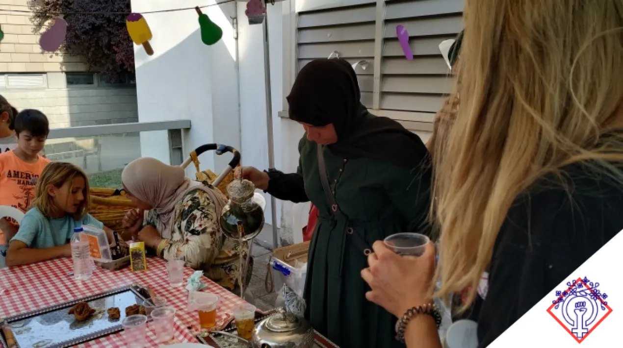 Per celebrar i reivindicar el Dia Internacional de les Dones, el Centre C&iacute;vic Sant Jordi-Ribera Baixa de forma compartida amb les entitats i grups que conviuen a l'equipament ofereix una programaci&oacute; especial dins el cicle En Femen&iacute;. Durant tot el mes de mar&ccedil;, les entitats i activitats habituals de l'equipament s'adapten a tem&agrave;tiques de g&egrave;nere, oferint tamb&eacute; noves propostes per endinsar-nos en la reflexi&oacute; entorn de les dones. El dissabte 12&nbsp;de mar&ccedil; les dones de la Comunitat Musulmana del Prat ens conviden a esmorzar dol&ccedil;os i tes t&iacute;pics dels seus pa&iuml;sos d'origen, generant aix&iacute; un espai de trobada obert a tothom. Tot seguit hi haur&agrave; un taller obert de dansa Bollywood. Us hi esperem! &nbsp;Veure m&eacute;s