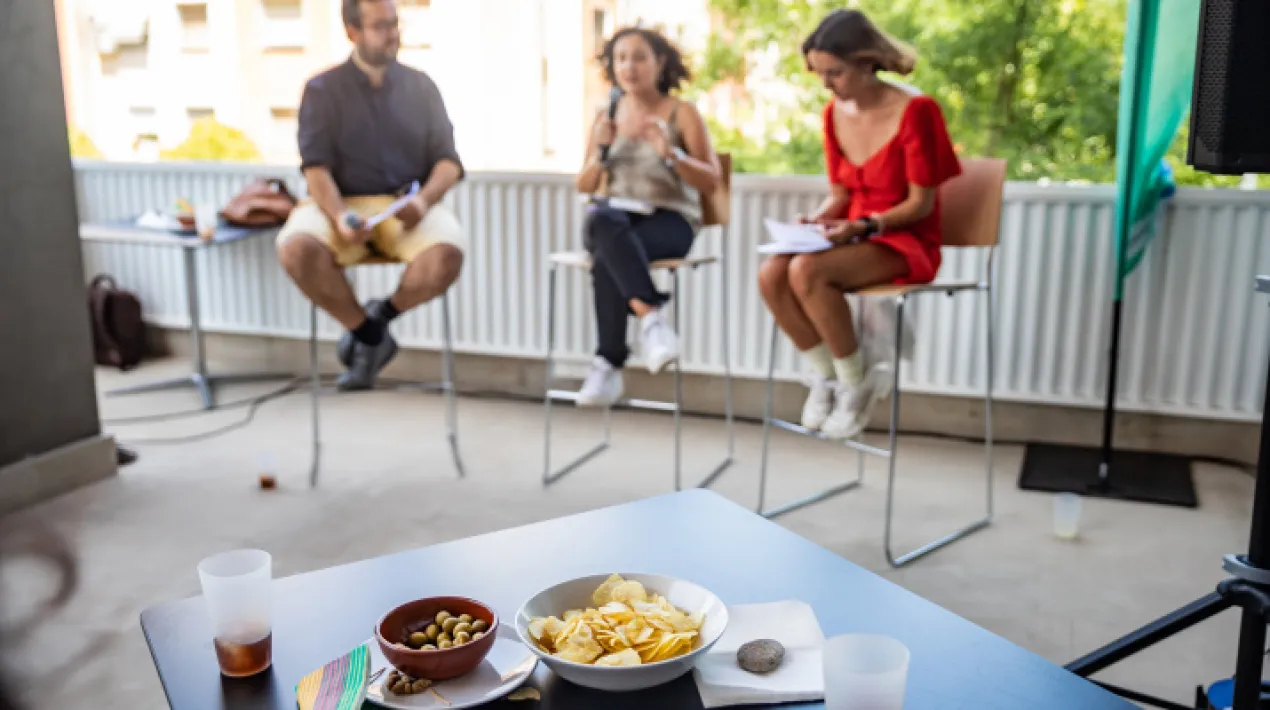 Tornen els Vermuts & Sèries a la terrassa de la Palmira! Fem un tomb pel món de les sèries centrant la mirada en temes com l'humor o la sexualitat, i gaudint d'un vermut a la fresca amb Serielizados. El dia 9 de juliol parlarem sobre sexualitat amb Guillem F. Marí, Pere Solà i Paula Hergar. El dia 16 de juliol parlarem sobre l'humor amb Sílvia Comet, Carlos Perelló i Víctor Sala. Us hi esperem!Veure més