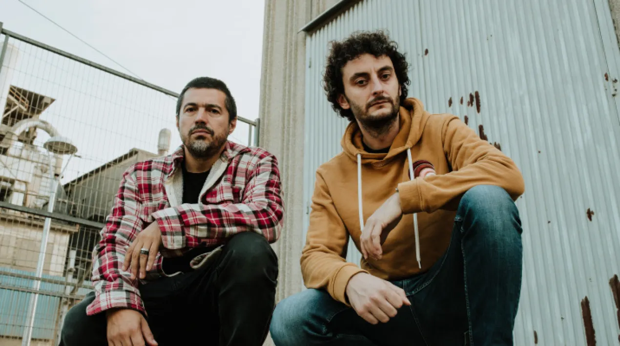 Silly Bones Valley és una banda Barcelonina formada per Ignasi Cama i Toni Hidalgo i es caracteritza per un so influenciat pel rock alternatiu dels anys 90 que combinen amb el bagatge musical adquirit durant els seus últims anys de carrera. Tot va començar a cuinar-se vora el 2016 com una feina de composició i producció de les seves pròpies cançons, però no és fins al 2021, aprofitant el confinament, que finalitzen el seu primer treball d'estudi, 