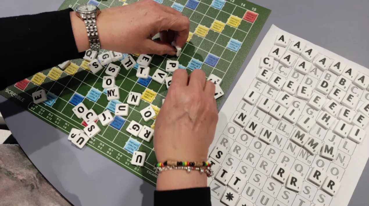 Cada primer dimarts de mes, el Club d'Scrabble El Prat, entitat en residència al centre cívic se suma a la dinamització dels espais de trobada organitzant partides d'Scrabble obertes a tothom. Veniu a passar una bona tarda! L'Scrabble és un joc de tauler lingüístic. L'objectiu és acumular la màxima puntuació possible formant paraules en una graella de 15×15 caselles, algunes d'elles bonificades, fent servir fitxes individuals que s'agafen aleatòriament. El Club d'Scrabble El Prat treballa per ampliar i difondre els avantatges particulars d'aquest joc, per a tots els públics. Veure més