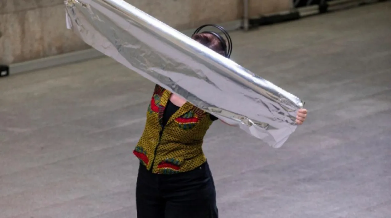 Se respira en el jard&iacute;n como en un bosque El Conde de Torrefiel Es respira al jard&iacute; com en un bosc i s'est&agrave; en el teatre com en el m&oacute;n. Per&ograve; ni el jard&iacute; &eacute;s la Natura ni el teatre &eacute;s el m&oacute;n. Alg&uacute; prepara els jardins per a gaudir d'un tros organitzat de natura, al seu origen salvatge i ple de perills. Al teatre alg&uacute; ordena les paraules i les imatges en un discurs que dibuixa una l&ograve;gica que sembla una resposta. Per&ograve; aix&iacute; com quan abandono el jard&iacute; i entro en el bosc, quan surto del teatre i torno al m&oacute;n, tota la il&middot;lusi&oacute; s'esfuma i el m&oacute;n que apareix de nou davant els meus ulls es gira indomable, perill&oacute;s i sempre&nbsp;incomprensible. Es respira al jard&iacute; com en un bosc &eacute;s una pe&ccedil;a de teatre que essencialment podria definir-se com a exercici esc&egrave;nic per a una sola persona, on qui assisteix a l'obra ocupa el rol d'int&egrave;rpret i p&uacute;blic consecutivament. En aquesta pe&ccedil;a es proposen les dues accions b&agrave;siques de l'acte teatral: alg&uacute; mira en silenci mentre alg&uacute; duu a terme una coreografia d'accions en un escenari. I a partir d'aquesta convenci&oacute; teatral primitiva que ha perdurat durant milers d'anys fins als nostres dies, es proposa un joc esc&egrave;nic a trav&eacute;s d'una narraci&oacute; sostinguda per simples accions que confronten al participant amb la convenci&oacute; representada. En aquesta experi&egrave;ncia afloren algunes q&uuml;estions al voltant de com es compr&egrave;n la realitat, qui &eacute;s capa&ccedil; de construir-la i per qu&egrave; ens encanta observar en silenci, igual que fem quan anem al teatre, l'artifici del m&oacute;n que hem creat.Veure m&eacute;s