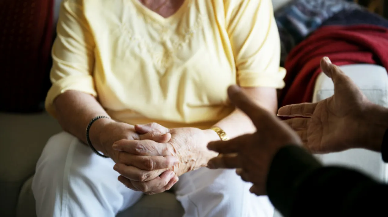 Trobada no mixta on ens reunirem un grup de 20 dones per a parlar sobre les bases de les relacions sanes, la detecció de violències i de la importància de l'autocura, d'estimar-nos i no normalitzar situacions on ens podem sentir incòmodes. Amb aquesta trobada pretenem crear un espai d'intimitat, on poder expressar emocions, situacions o pensaments al voltant de les relacions que mantenim, identificant quin rol se'ns adjudica pel fet de ser dones i on queda la cura cap a nosaltres mateixes. Ens centrarem en l'autocura, les relacions sanes i en la detecció de violències, tenint com a objectiu que sàpiguen amb qui contactar si ho necessiten, que no estan soles i que no han de patir cap situació que les faci sentir incòmodes.Veure més