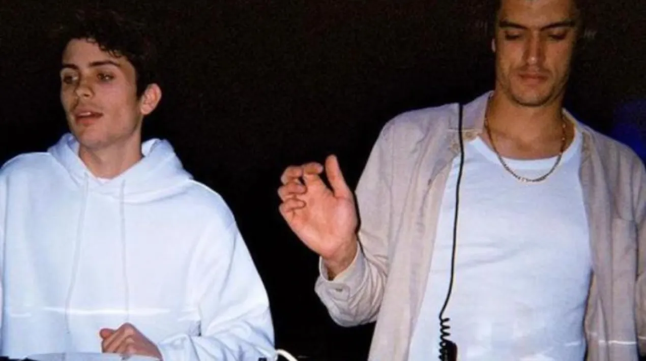 Andami&nbsp;&eacute;s un cicle de propostes de m&uacute;sica electr&ograve;nica que apropa els millors&nbsp;deejays&nbsp;i productors de l'escena catalana al Prat de Llobregat. Durant la temporada hivern-primavera, acollirem aquest cicle un diumenge al mes al Bar de La Capsa. Mariona Mariona neix a Barcelona a una fam&iacute;lia de m&uacute;sics. Despr&eacute;s de catorze anys de viol&iacute; i estudi musical troba la inspiraci&oacute; i el refugi a la m&uacute;sica electr&ograve;nica. Mariona busca amb cada sessi&oacute; despertar la sensibilitat al ball a trav&eacute;s de la fusi&oacute; i curaci&oacute; de ritmes contundents, warehouse bleeps, dawn-ready breaks, m&uacute;sica rave dels 90 i els 2000, old school house i acid. Siesta&nbsp; Els dj&rsquo;s pratencs Albert Gracia i Eric Esteve sempre han buscat la manera de donar color al poble organitzant tota mena d&rsquo;esdeveniments. Des de la creaci&oacute; de Pratlessons, arribant a actuar a l&rsquo;escenari de la Renfe durant la Festa Major, fins a petits actes arreu del municipi. Des de fa dos anys es van embarcar conjuntament en un projecte m&eacute;s electr&ograve;nic on pots escoltar g&egrave;neres com el House, l&rsquo;Electro Disco o el UK garage, sempre amb un toc desenfadat i divertit.Veure m&eacute;s