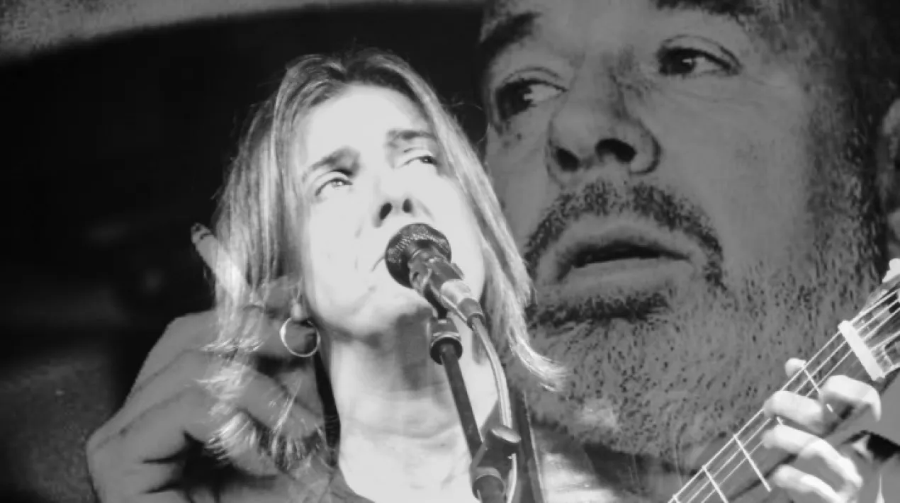 Vals de aniversario Sílvia Comes canta a Gil de Biedma La relació entre la cantautora Sílvia Comes i Jaime Gil de Biedma ve de llarg. Sílvia ja havia cantat alguns dels seus poemes, però va tornar a trobar-se amb ell durant els llargs mesos de confinament. La seva relectura va ser l'inici d'una nova fase de creativitat. Els versos de Jaime convoquen a la vida d'una manera desenfrenada. El dolor de la pandèmia, el tancament a casa, el món en suspens, tot quedava momentàniament oblidat en les hores en les quals Sílvia componia. El resultat d'aquesta trobada són deu cançons sobre deu poemes del poeta barceloní, entre ells el que dona títol a l'espectacle Vals del aniversario. El significat de la paraula vals és 'girar'. I Vals del aniversario gira entorn de l'obra i la figura d'un dels més grans poetes en llengua castellana. I els poemes, recitats o en forma de cançó, ballen al voltant de l'amor més poderós, dels records de postguerra, de les ciutats del poeta, del pas del temps i del poeta mateix. Però en Vals del aniversario també és present el poeta. No podíem deixar-li fora, amb el que li agradava la conversa! Sentirem la seva veu recitant alguns dels seus poemes, ens descobrirà quin poema considera el millor i recuperarem fotografies i pel·lícules de família. Vals del Aniversario és un espectacle. Un espectacle màgic, poètic i emocionant. Girem?Veure més