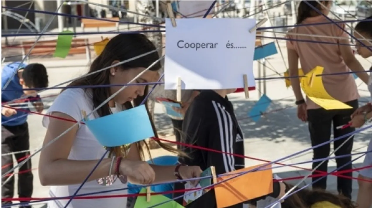  El Projecte “Cultura Emprenedora a l’Escola” (CuEme) fomenta la cultura emprenedora i les competències bàsiques en el cicle superior d’educació primària. Durant un curs escolar, l’alumnat de 5è crea i gestiona una cooperativa escolar amb el suport de la comunitat educativa, l’administració i altres agents socials de la seva localitat. Aquest curs el CuEme ha comptat amb la participació de quatre escoles: L’Escola Bernat Metge, l’Escola Joan Maragall, l’Escola Mare de Déu del Carme i l’Escola Josep Tarradellas. Degut a la situació de la covid-19, algunes cooperatives del curs 19-20 han continuat amb la seva tasca durant aquest curs a 6è de primària. El CuEme al Bernat Metge: Les cooperatives de l’Escola Bernat Metge s’anomenen “Coovid-25” i “Love Planet”. Les  dos cooperatives estan al final del procés del projecte Cultura Emprenedora a l'escola. Actualment estan oferint els seus productes a la població pratenca. Una part dels beneficis produïts per les ventes d’aquests productes anirà destinada a fer un donatiu a una ONG del Prat. Mitjançant el següent enllaç, podreu veure els productes que han preparat i, si ho desitgeu, podreu fer la vostra comanda. Les comandes s'accepten fins el divendres 28 de maig!! https://agora.xtec.cat/escola-bernatmetgeelprat/portada/cooperatives-5e-i-6e/ El CuEme al Joan Maragall: De l’Escola Joan Maragall, l’alumnat de 5è A ha escollit el nom de “Cooperativa Pota Blava” i 5è B “Cooperativa Ecoprat”. Les cooperatives faran un mercadet per a la comunitat educativa del Maragall els dies 3 i 4 de juny. Amb  una part de la recaptació de la venda dels productes elaborats, cada cooperativa farà una donació a una entitat de la ciutat, i la resta dels diners se’ls quedaran per tal de fer una activitat a cada aula ben especial i que els propis infants decidiran. El CuEme a l’Escola Mare de Déu del Carme: L’Escola Mare de Déu del Carme continua amb les cooperatives “CT27” i “MDC28”, que van iniciar projecte el curs passat. Les cooperatives vendran els seus productes a la pròpia comunitat educativa del centre. Es destinarà una part dels diners recaptats a una entitat sense ànim de lucre que les pròpies cooperatives han escollit. El CuEme a l’Escola MH Josep Tarradellas:  A l’Escola Josep Tarradelles, les cooperatives s’anomenen “Indústries5èA” i “Supertarra 5èB”. Les dos cooperatives del Tarradellas ja han finalitzat el projecte, elaborat de manera democràtica mitjançant votacions a classe, amb la participació i les propostes de tot l'alumnat. Tots els nois i noies van presentar diferents prototips de possibles productes per ser fabricats i posteriorment venuts. Finalment, 5è B ha venut 
