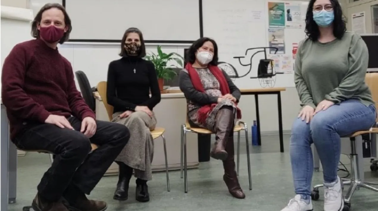  El passat 10 de març, el projecte “CLUB DE FEINA I SUPORT A LA INSERCIÓ LABORAL” de Fundació Intermedia, dins del Servei Local d’Ocupació del Prat, va realitzar un taller d’empoderament per a les dones que volen incorporar-se al mercat laboral després d’un temps a l’atur per diferents circumstàncies, habitualment la cura de persones o conciliació familiar. En aquest taller varem treballar l’autoconeixement, el reforç de les competències transversals durant aquests períodes d’atur i l’empoderament de les dones que van participar, tot des de les emocions i la projecció que tenien de sí mateixes.   Volem compartir la perspectiva de la Julia i la Laura, dues dones usuàries habituals del Club de Feina al Centre de Promoció Econòmica del Prat de Llobregat, que van realitzar aquest taller amb l’equip d’Intermedia que el va dinamitzar, format pel Leo Golia i la Ruth Garrido.   Habladnos un poco acerca de vosotras, ¿hace mucho que estáis buscando trabajo? Julia: Yo buscando trabajo sí, llevo un tiempo, pero a mí me gustó que me llamaran aquí en La Capsa para estudiar informática básica. Este punto yo lo valoré porque ahora estoy cobrando paro y puedo aprovechar para aprender. Si a mí me llaman de una empresa y me ofrecen contrato voy volando pero, mientras no me llaman, aprovecho para estudiar, por eso estoy aquí. Laura: Yo llevo un tiempo en paro, desde el 14 de marzo de 2020, cuando empezó el estado de alarma por la covid. Me enteré por un amigo que aquí en promoción económica hacían cursos, te asesoraban, podías apuntarte a las ofertas de empleo. El equipo que estáis ayudáis mucho y me siento muy orgullosa y feliz de haber conocido el centro y participar, que es lo imprescindible.   ¿Cómo os llegó la información del taller y qué expectativas teníais? Laura: Nos llegó la información por vosotros. Julia: Sí, nos llegó por whatsapp y me apunté en seguida.   En vuestro caso estáis haciendo sesiones del club de feina, ¿no? Ambas: Sí. Laura: Yo también estoy apuntada en la bolsa de trabajo de infojobs y en feina activa, en el XALOC y vengo para mirar si hay ofertas.   ¿Qué sensaciones habéis tenido durante el taller? Julia: Yo no me esperaba la dinámica de presentación que hicimos, pasando el ovillo de lana y creando una red. A veces uno piensa que tiene sus problemas, dolores, su lucha… y al final ves que estamos todos en el mismo saco, todos tenemos más o menos los mismos problemas. Si nos relacionamos todos, nos damos cuenta de que todos compartimos y eso da tranquilidad de saber que no eres la única. Así me sentí. Laura: Muy buenas sensaciones, me sentí muy bien. Arropada. Yo me fui a casa con muy buen sabor de boca, me interesó mucho el taller porque a mí me cuesta mucho hablar con la gente y relacionarme, por no expresarme bien. Me cuesta. Y en estos talleres voy aprendiendo a desenvolverme mejor y así, cuando tenga una entrevista, me sentiré más segura y con más fuerza.   ¿Qué dirías que es lo que os lleváis de este taller? Laura: Aprendizaje. Julia: Seguridad con una misma y sabiduría, porque he aprendido de todas las compañeras que estaban en el taller. Cada una tenía una historia peculiar y eso está muy bien. Alguna compañera dijo que llevaba luchando desde pequeña y me impactó, me relacionaba con ella. Todo lo que hemos aprendido nos da fuerza y nos ayuda a sentirnos más seguras para cuando tengamos una entrevista y decir “estoy preparada, estoy aquí para dar lo mejor de mí”.   ¿Recomendaríais a otras personas participar en este tipo de talleres? Laura: Sí, sin duda. Tanto a mujeres como a hombres, les diría que vinieran porque todos tenemos nuestras vivencias y experiencias y es bueno compartir. Julia: Sí, yo también. Hay gente a la que le cuesta hablar, como dice Laura, o le da miedo y se corta. Yo no sé expresarme bien, pero expongo mis ideas y de acuerdo a eso voy a aprender, porque nadie ha nacido sabiendo y yo a todas las mujeres las animo a que vengan a aprender y a exponer sus ideas.   ¿Os gustaría que se hicieran más talleres de este estilo? Laura: Sí, porque te ayudan a sacar lo mejor de ti. Julia: Como que uno lo tiene escondido y eso lo sacas en los talleres y luego te impacta porque descubres algo de ti que no te esperabas y dices “¿Soy así? No lo sabía”.   ¿Creéis que es importante trabajar el empoderamiento aplicado a la búsqueda de empleo? ¿Por qué? Julia: Yo creo que es muy importante en estos tiempos que pasamos. La covid nos ha frenado a todos, nos ha dejado en casa y esto es una oportunidad para unirnos y aprovechar para aprender. Laura: Sí, yo opino igual, el Centro de Promoción Económica ayuda tanto a jóvenes como a personas de mediana edad que están en el paro y personas que están en ERTO y quieren reactivarse, hacer cursillos y cosas. Me ayuda a ver que, si el que está a mi lado puede, ¿por qué yo no puedo?   ¿Qué le diríais a alguien que se encuentra en una situación de desempleo parecida a la vuestra? Laura: Yo me he encontrado con varios compañeros en situaciones parecidas y les diría que se apuntaran a estos centros porque te ayudan mucho, en todo lo que necesites. Yo se lo he dicho a varias personas ya, hablo mucho de este centro porque es interesante y ayudan mucho. Julia: Yo pienso igual que Laura. Le diría a la gente que aprovechen, que si están cobrando el paro aprovechen para formarse para el día de mañana. Es importante para uno mismo, para no estar en casa y tener la mente ocupada. Cuando estás aquí aprendes y, cuando estás en casa, como que pierdes el tiempo y hay que estar preparados.   A modo de conclusión, decidnos tres palabras que relacionéis con el taller realizado. ¿Pueden ser como un lema para seguir adelante? Laura: Solidaridad humana, respeto y aprendizaje. Julia: Empoderamiento, ganas de aprender y autoestima. Y valor de decir que sí se puede seguir adelante.   Ya estaríamos, solo nos queda agradeceros vuestra participación. No sé si tenéis algo que queráis añadir. Laura: Nada, que me alegra mucho que hayáis confiado en nosotras y que nuestras palabras os hayan servido para hacer algo muy bonito y que esto salga a la luz. Julia: Yo os quiero agradecer con todo mi corazón, amor y respeto que hayáis pensado en mí. Me he sentido privilegiada porque esto no me había pasado nunca. Me he sentido una persona especial porque hoy me habéis entrevistado y habéis tenido en cuenta mis palabras.Veure més