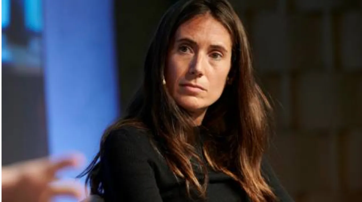 Diàlegs cicle de pensament contemporani La proposta de Sira Abenoza ens convida a impulsar el diàleg socràtic com a eina d’inclusió i promoció de la justícia. Potser sí que és el moment d’afirmar que no som tan valents com pensàvem, però que sí tenim el coratge suficient per a viure en comunitat. Sira Abenoza  (Igualada, 1980) és directora de La Casa dels Clàssics, vinculada a la Col·lecció Bernat Metge, i responsable de l’Institute for Socratic Dialogue. El seu treball es pot veure reflectit en pel·lícules com Filosofia a la presó (Premi Seminci al Millor Documental, 2015). És professora d’ESADE, investigadora de l’Institut d’Innovació Social, i directora del Programa Vicens Vives. És autora, junt amb Josep. M. Lozano, del llibre La RSE ante el espejo (ESADE, 2015). Tota la informació del cicle a elprat.cat\dialegs.Veure més
