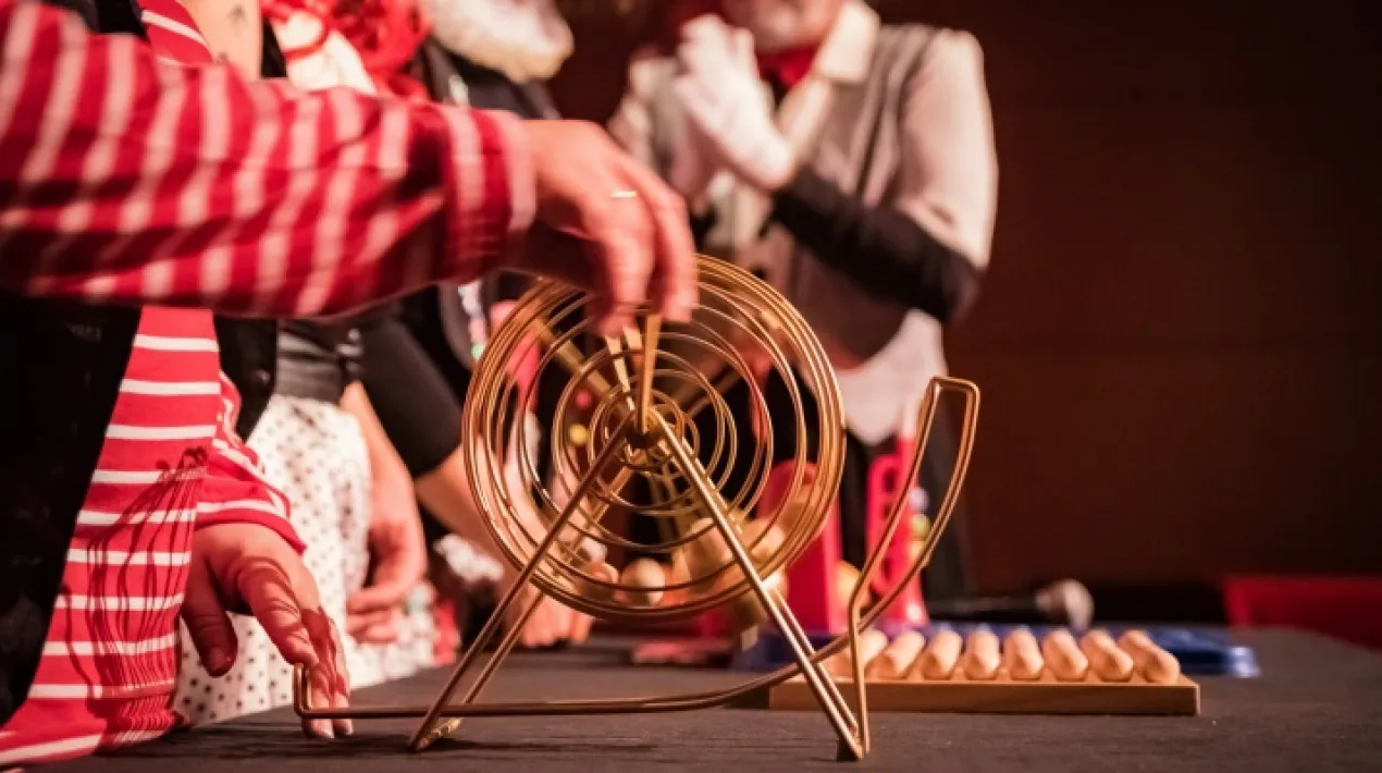 Amb el mes de desembre a tocar, Nadal s&rsquo;acosta i Ses Majestats els Reis de l&rsquo;Orient comencen a preparar el seu viatge fins a arribar al Prat.&nbsp; El dia 9 de desembre se celebrar&agrave;, al Centre C&iacute;vic Sant Jordi- Ribera Baixa, el Sorteig per con&egrave;ixer qui seran els 21 nens i nenes&nbsp;que ajudaran als Mags d'Orient&nbsp;durant la Cavalcada. Enguany la situaci&oacute; sanit&agrave;ria permet que el dia 5 de gener els Reis Mags puguin saludar a tots els infants de la ciutat des de les seves carrosses passejant pels carrers&nbsp;i que es puguin fer les recepcions oficials a la pla&ccedil;a&nbsp;Catalunya i la pla&ccedil;a&nbsp;de la Vila. Els rebrem amb molta il&middot;lusi&oacute; i molta alegria!Veure m&eacute;s