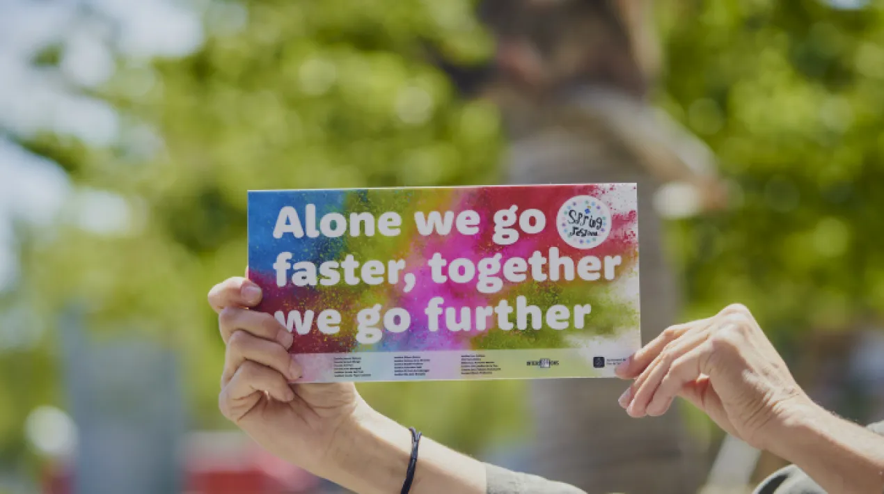 Voleu gaudir d’una Tarda en família en anglès? Spring Festival és un esdeveniment participatiu que implica a tots els centres educatius i equipaments culturals que formen part del projecte d’auxiliars de conversa d’Interseccions, i que vol apropar l’anglès al conjunt de la ciutadania, fent visible la feina feta aquest curs.  A la Palmira també volem sumar-nos-hi i, per això, el pròxim dijous, 12 de maig farem una Tarda en família en anglès on descobrirem quines activitats han proposat enguany els nostres auxiliars de conversa. Animeu-vos i inscriviu-vos. Let’s have fun together! Activitat per a famílies amb infants de 5 a 9 anys. Places limitades. Aquesta activitat es farà presencialment.  Cal inscripció prèvia només de l'infant. Veniu a la Tarda en família a la Palmira! Ens trobem els dijous de 17:30 a 18:30 h per passar una bona estona amb els i les més petites de la casa. Podreu compartir experiències, fer treballs manuals, debatre temes que ens puguin interessar, jugar... Tenim un munt de propostes i volem sentir les vostres per poder construir aquestes tardes entre totes!Veure més