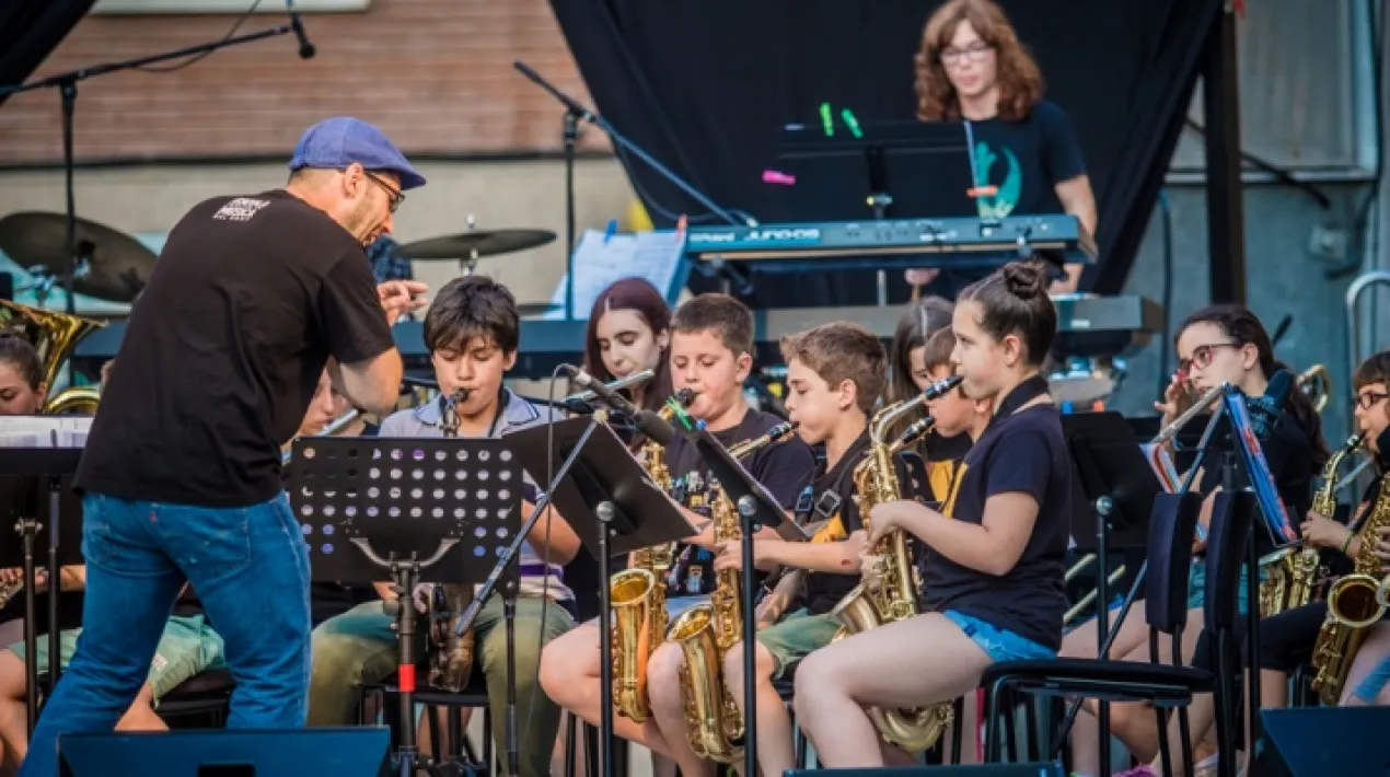 Concert de les grans formacions orquestrals de L'Escola d'Arts en Viu a la plaça Pau Casals. Participació de les orquestres de vent i les orquestres de corda de L'Escola.Veure més